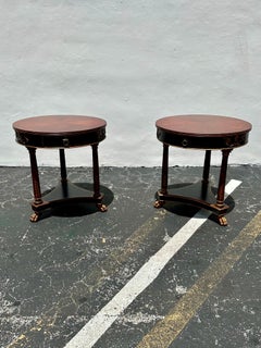 1990 Ferguson Copeland Mesilla de noche de tres patas, Juego de 2