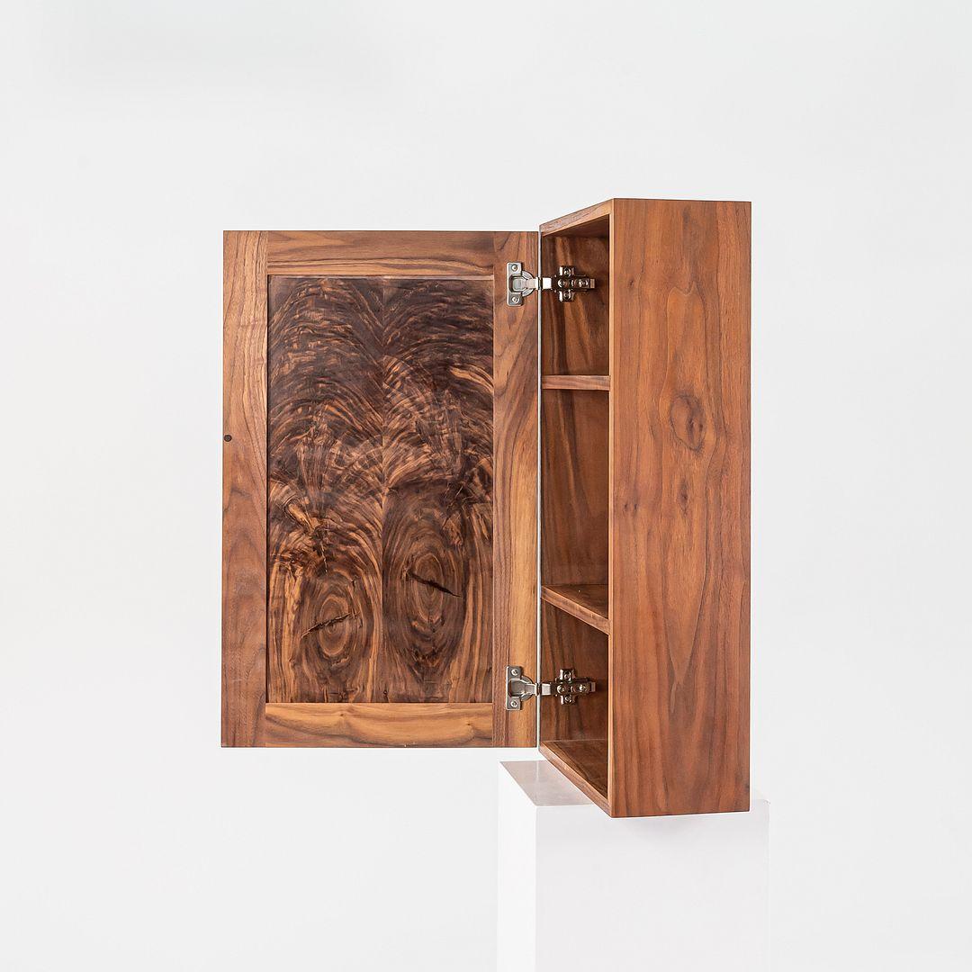 1990s Figured Walnut Studio Craft New Hope Woodworker Medicine Cabinet In Good Condition For Sale In Philadelphia, PA