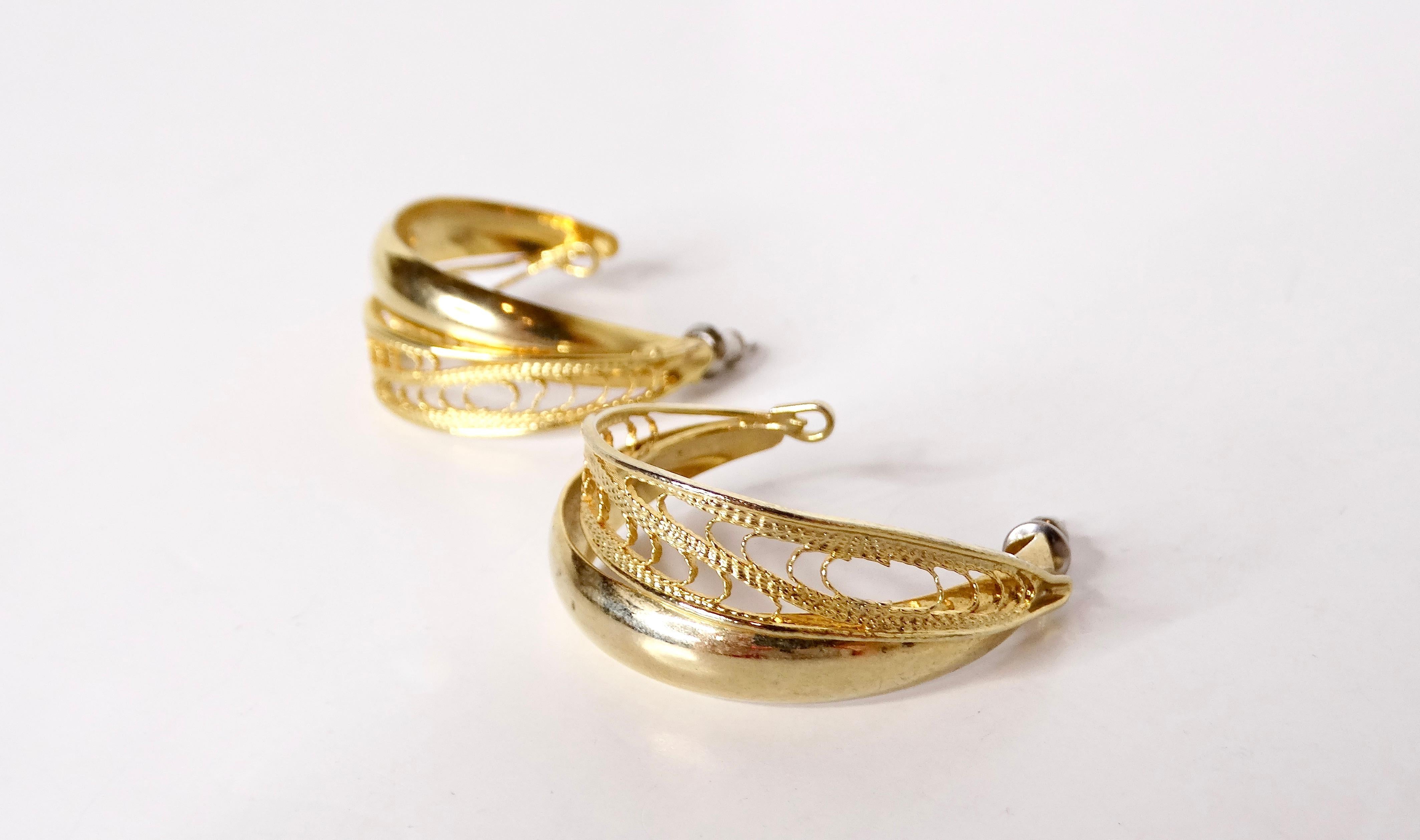 Nous vous présentons nos étonnantes boucles d'oreilles en plaqué or 14k avec détails en filigrane des années 1990, une brillante fusion d'élégance vintage et d'allure moderne. Conçus avec des détails filigranes complexes, ces anneaux évoquent le