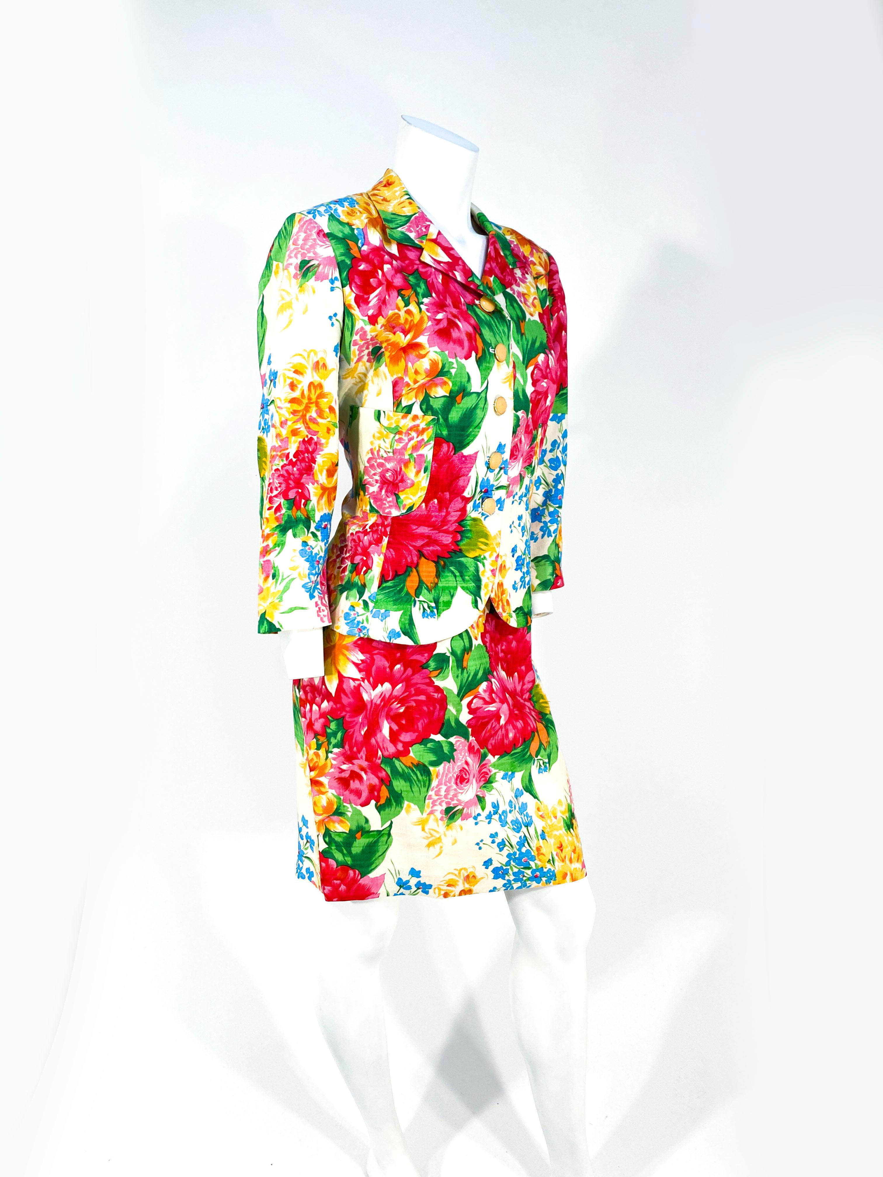 Beige Costume en soie imprimé à fleurs Flora Kung des années 1990 en vente
