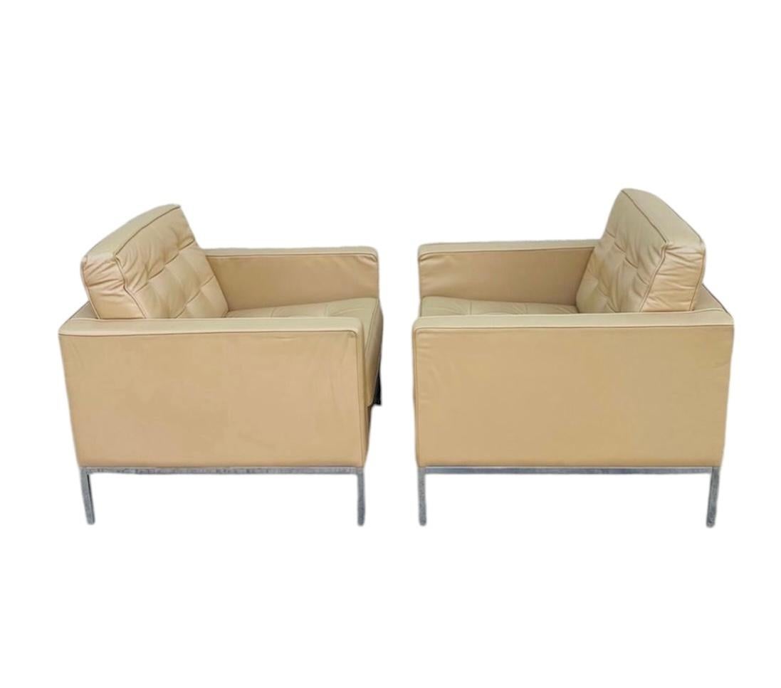 These Knoll club chairs from the 1990s feature the brand's signature minimalist, modern design. Upholstered in beige leather, they have a luxurious feel with tufted backs and seats, offering both comfort and a sophisticated appearance.
The chairs'