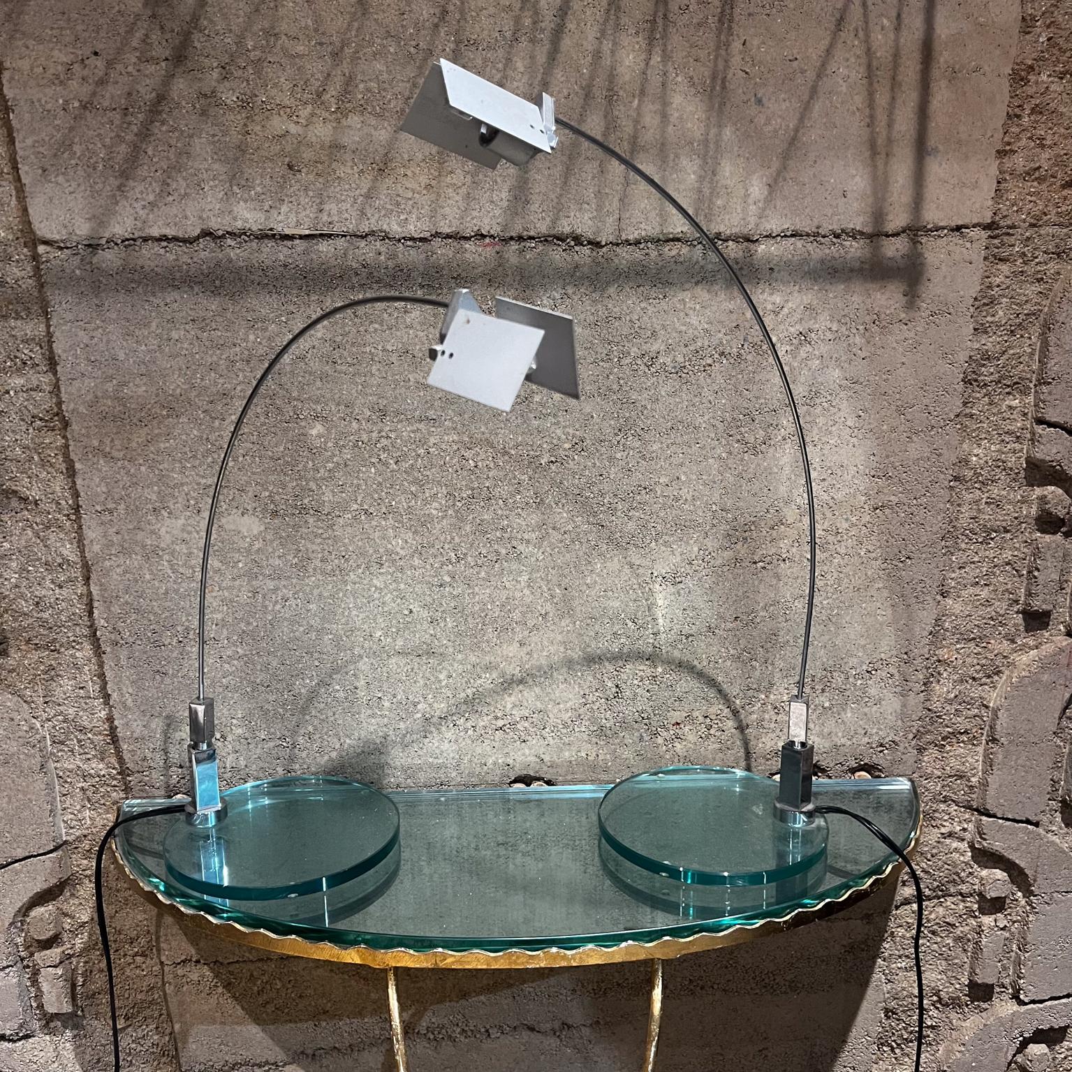 1990 Magnifique paire de lampes de table modernes de Fontana Arte conçues par Alvaro Siza Italie
vers 1994.
Corps réglable pour gérer la lumière.
Métal chromé et verre.
Lampe de table basse tension transformateur électronique enfichable interrupteur