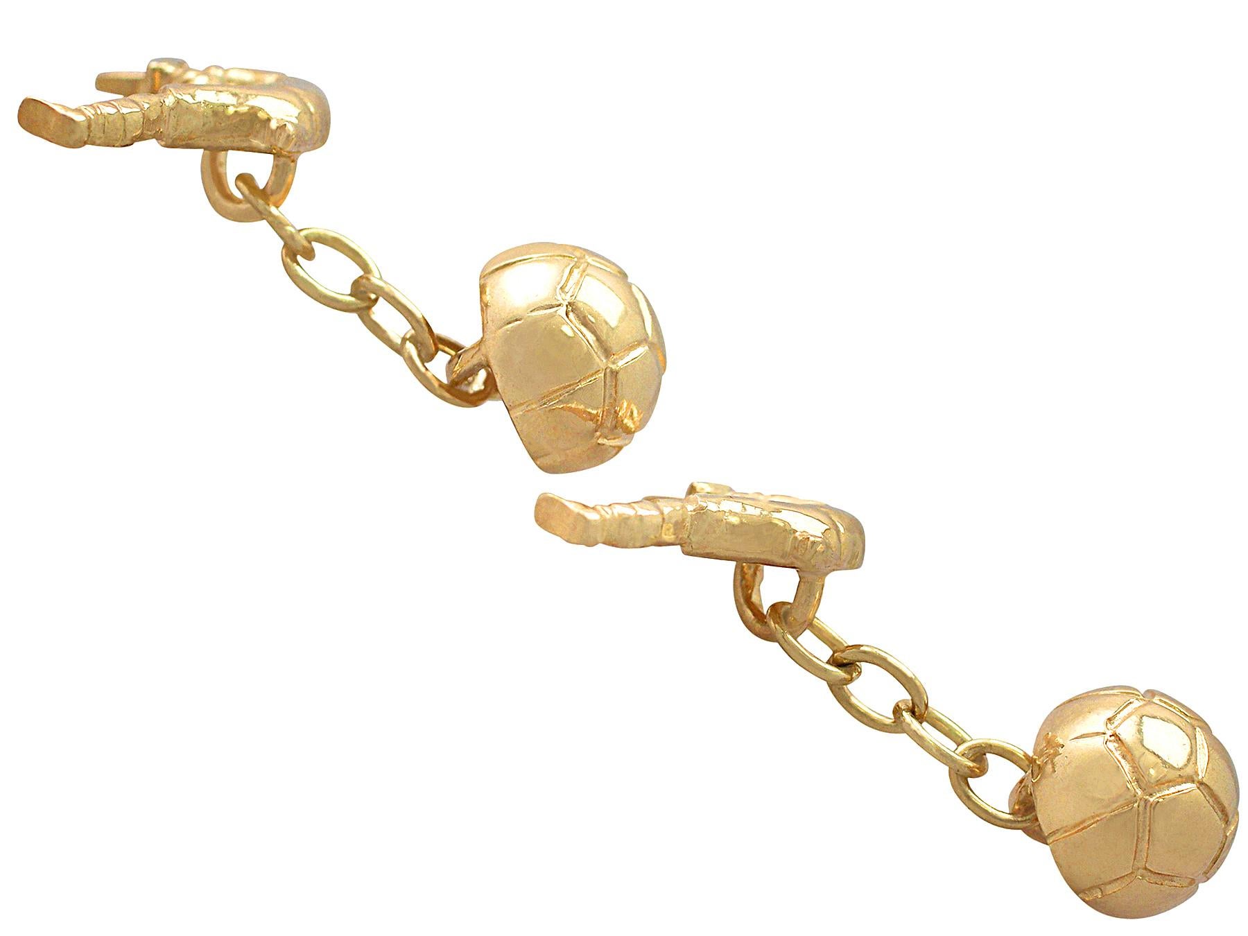 Une belle et impressionnante paire de boutons de manchette en or jaune 9 carats, représentant un ballon de football, fait partie de notre collection de bijoux contemporains et de bijoux de succession.

Ces boutons de manchette contemporains, fins et