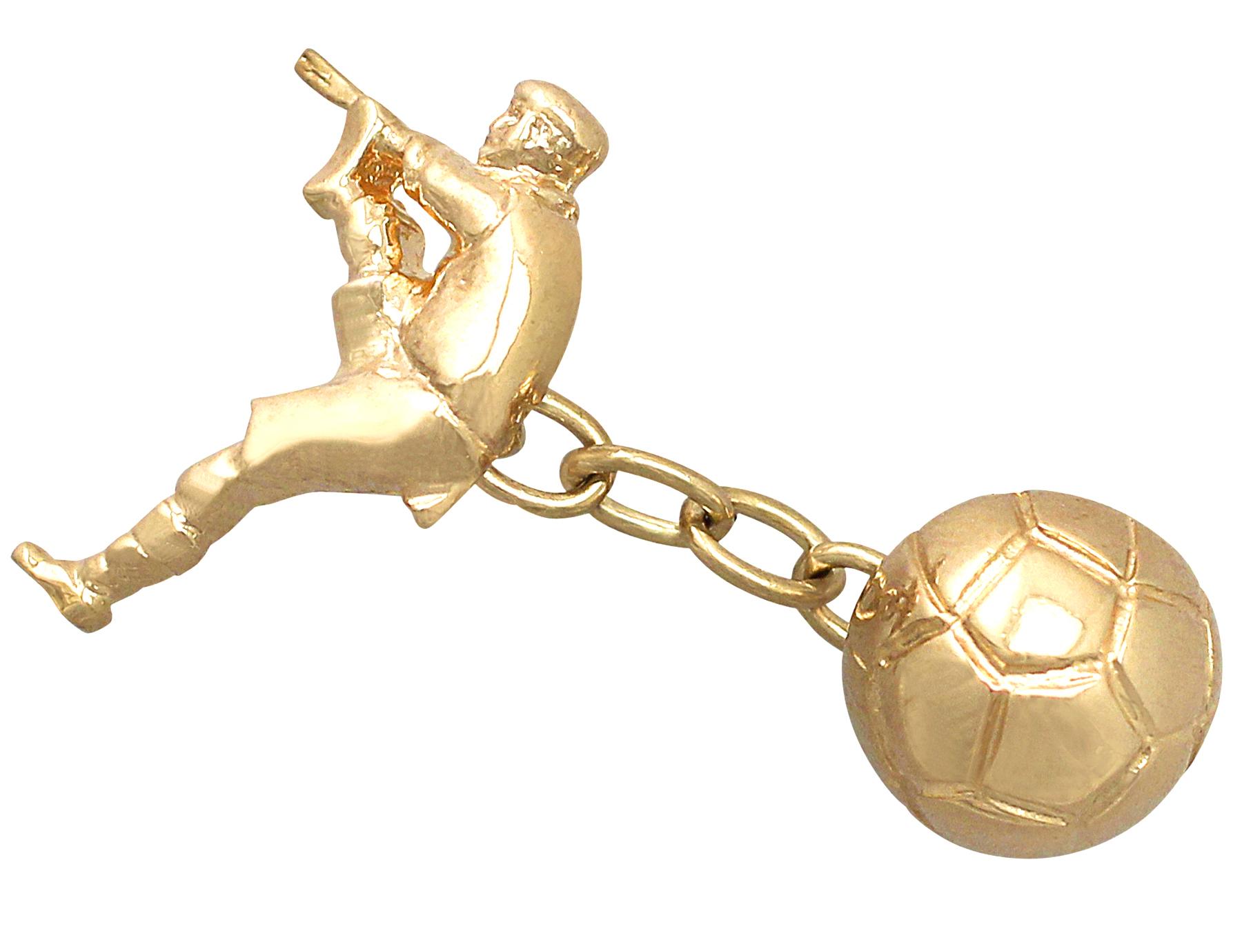 90s Football Cufflinks in 9K Yellow Gold In Excellent Condition For Sale In Jesmond, Newcastle Upon Tyne
