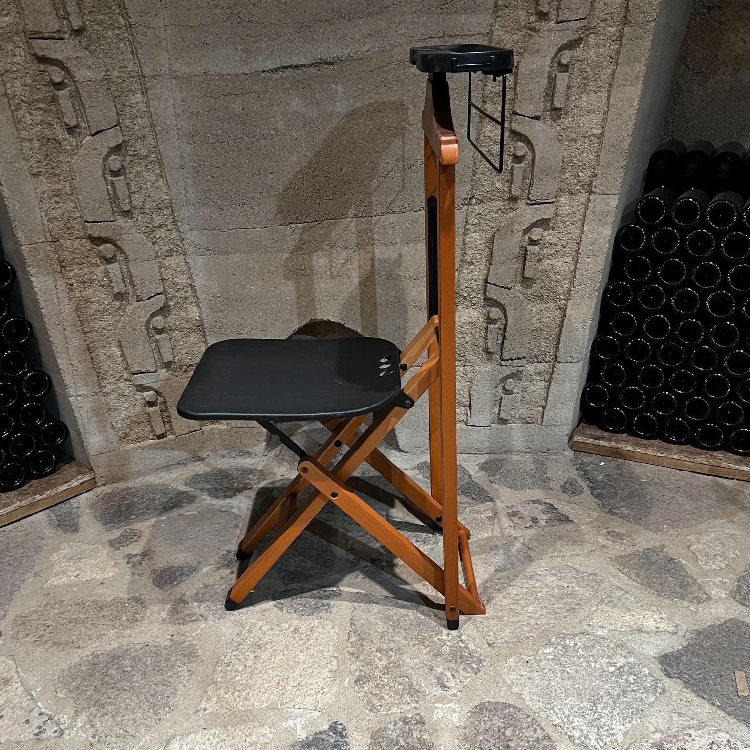 1990s Foppapedretti Gentleman's Folding Valet Stand with Seat Italy In Good Condition For Sale In Chula Vista, CA