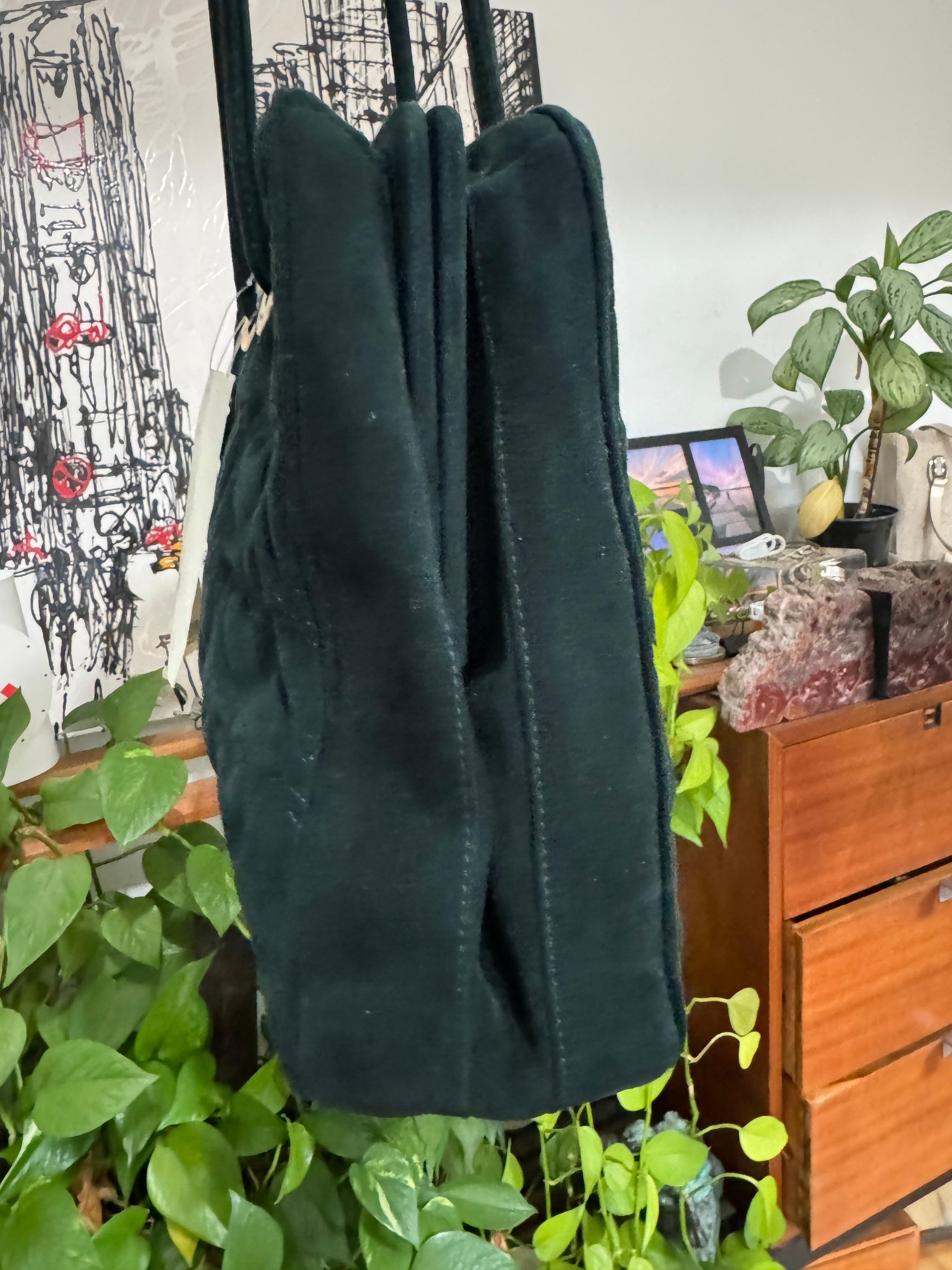 Escada - Sac à main en daim vert forêt avec cœurs matelassés, jamais utilisé, années 1990 en vente 6