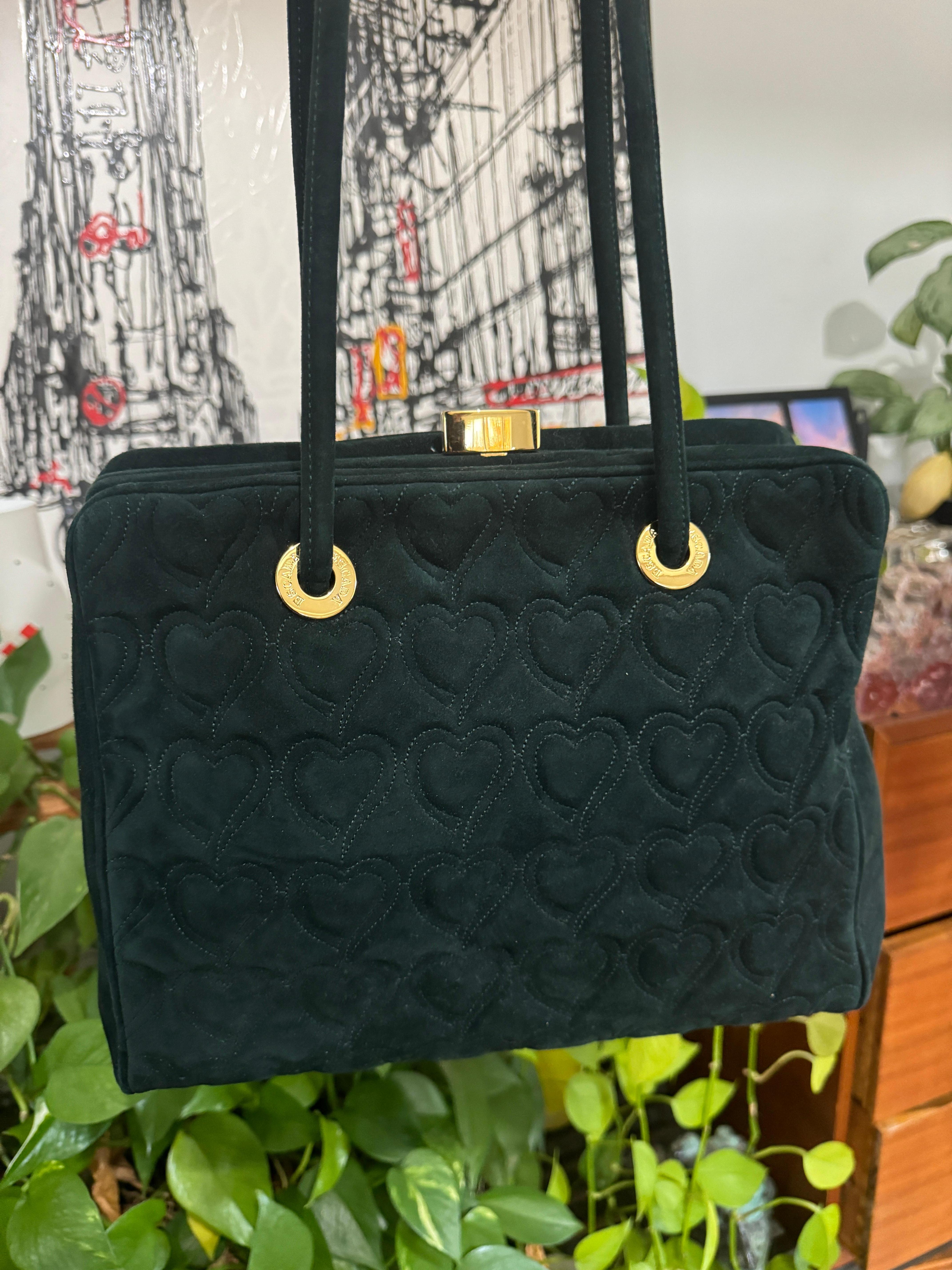 Escada - Sac à main en daim vert forêt avec cœurs matelassés, jamais utilisé, années 1990 en vente 3