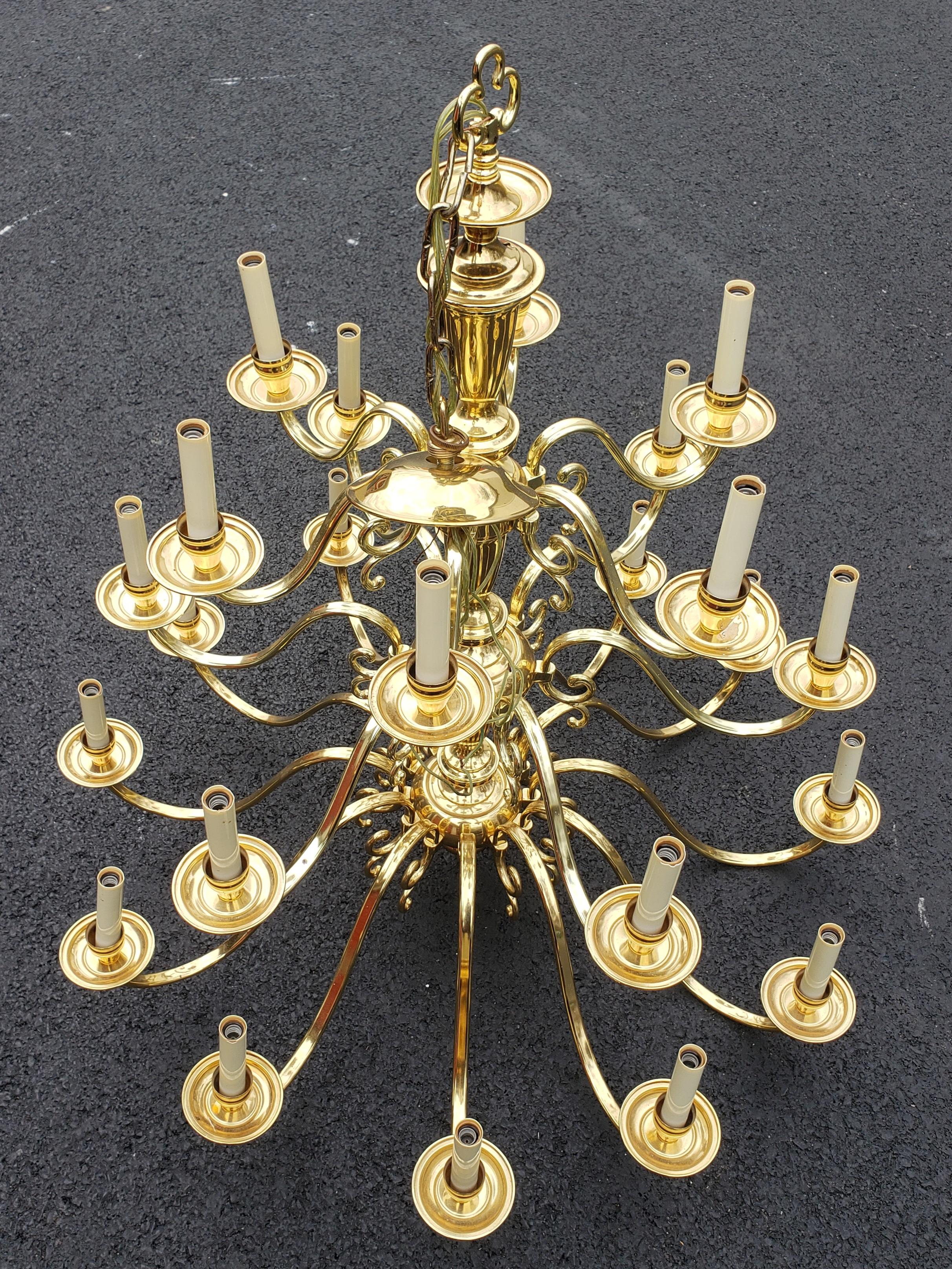 Cet étonnant lustre de foyer vintage à trois niveaux à 24 lumières de Framburg, au design traditionnel, présente des détails élégants et un profil épuré. À partir d'un point central, une collection de bras de chandelier s'incurve doucement pour