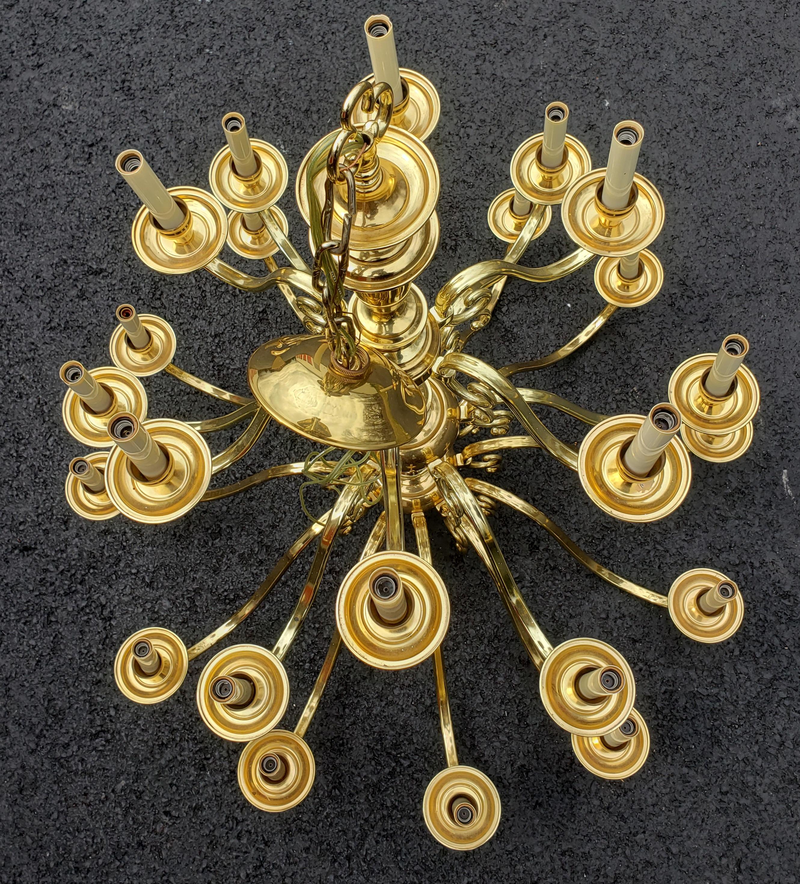 Laiton 1990 Framburg Jamestown Lustre à trois niveaux à 24 lumières en laiton en vente