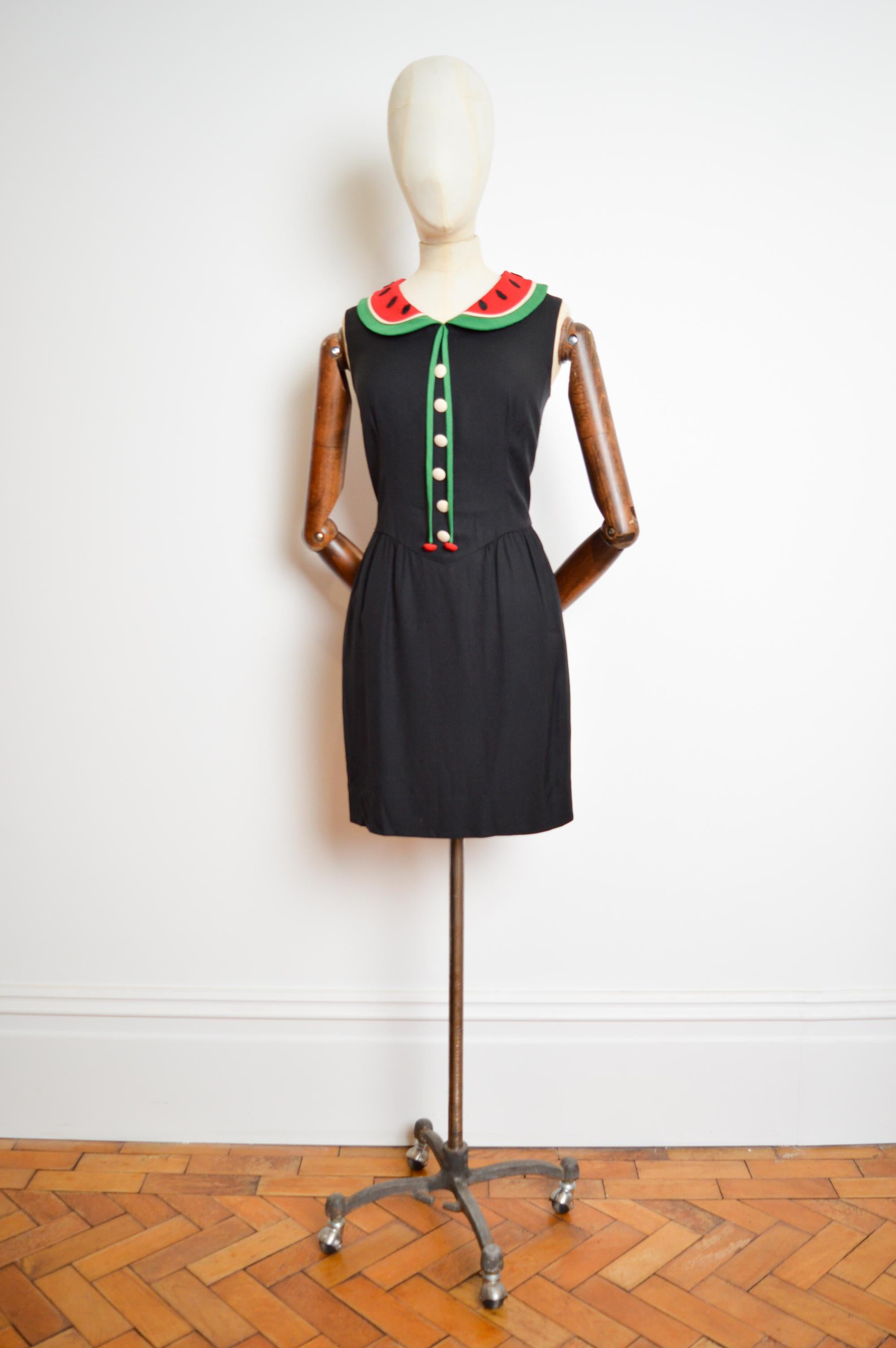 Un Brilliante abitino nero di Franco Moschino dei primi anni novanta dell'iconica linea Cheap and Chic con un colletto a forma di anguria!

MADE IN ITALY.

Franco Moschino è noto per i suoi design spiritosi e ironici, abbinati a una sartoria bella e