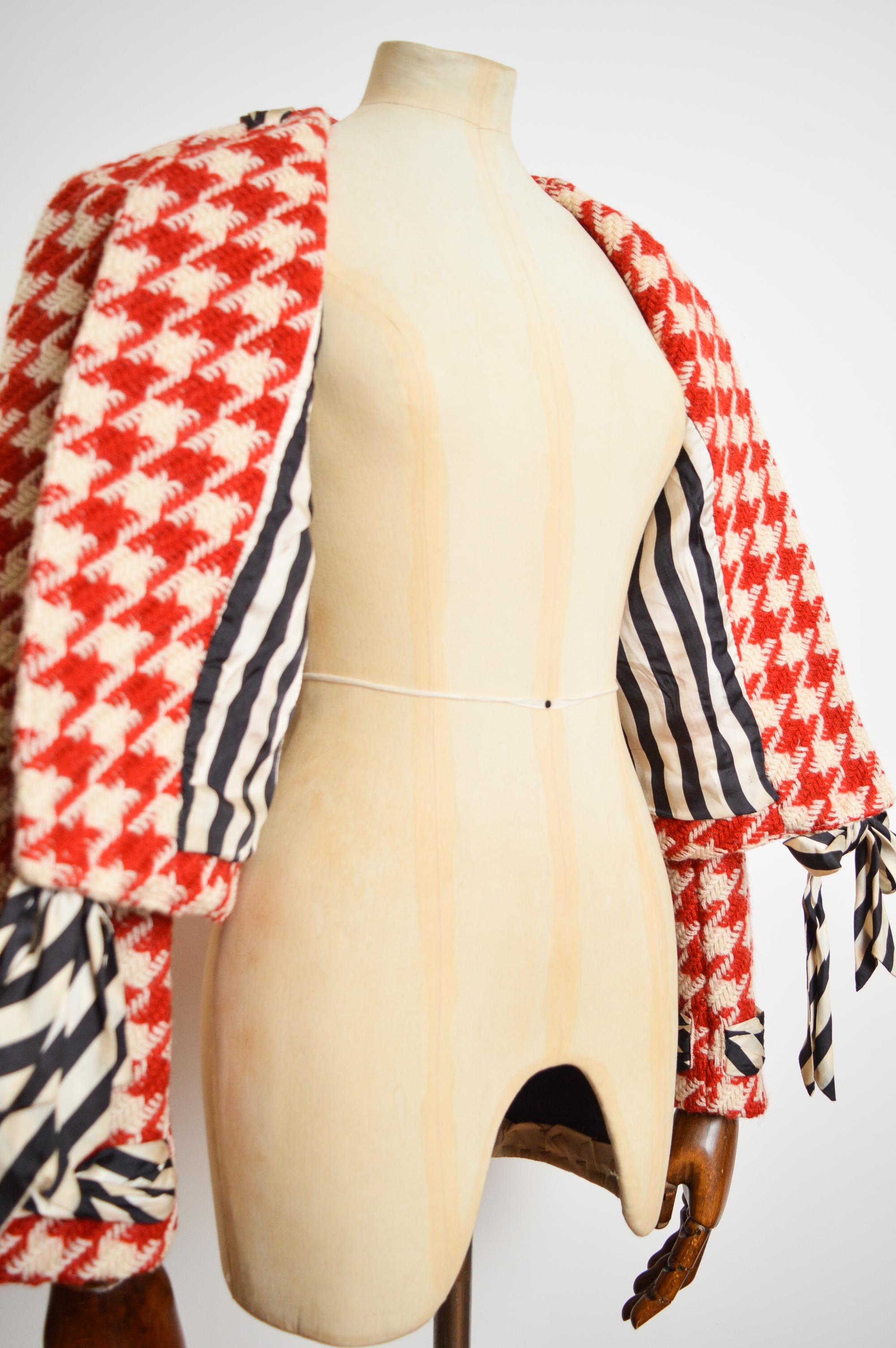 Chaqueta de punto recortada de pata de gallo roja Franco Moschino 