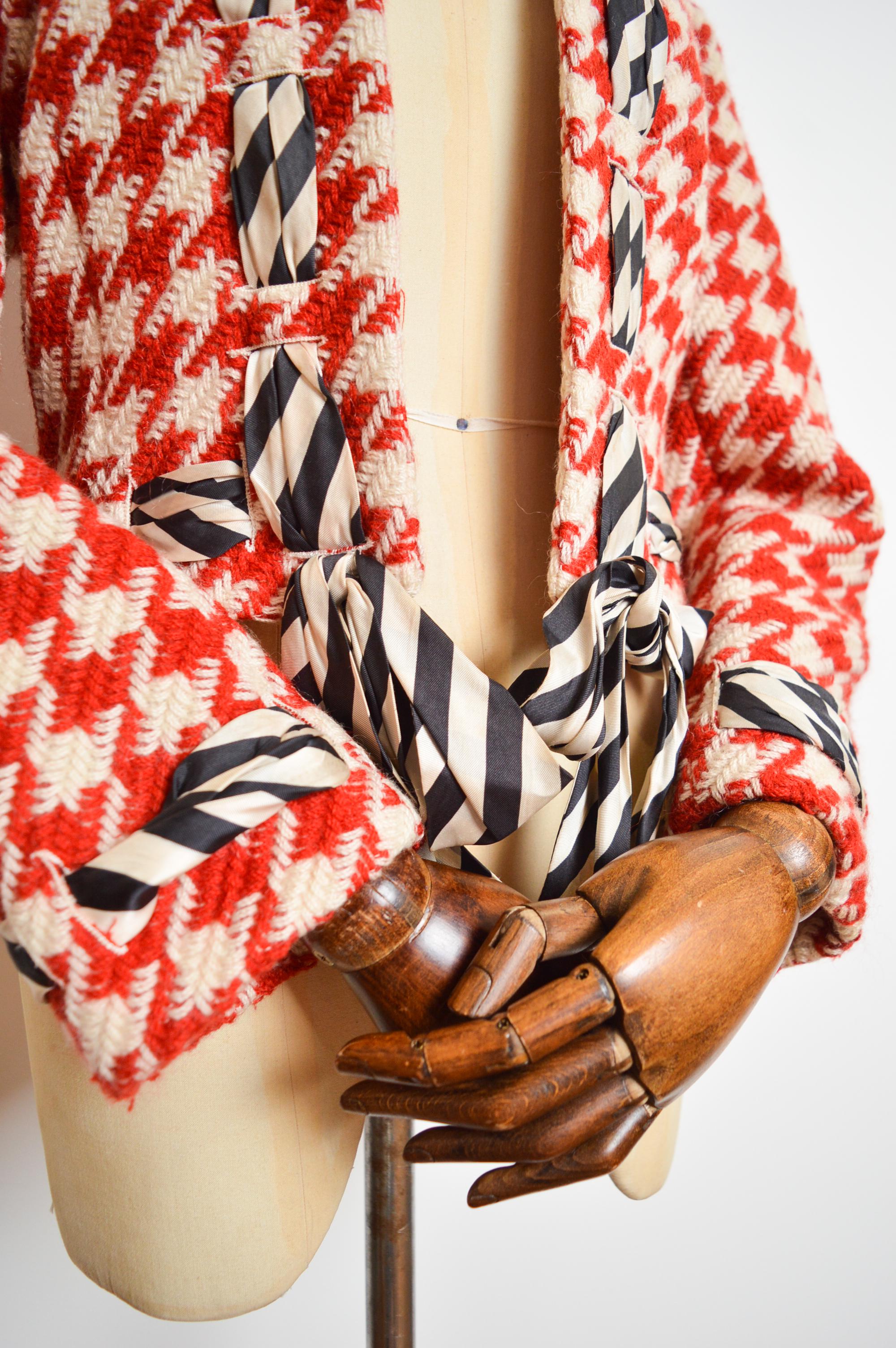 Chaqueta de punto recortada de pata de gallo roja Franco Moschino 