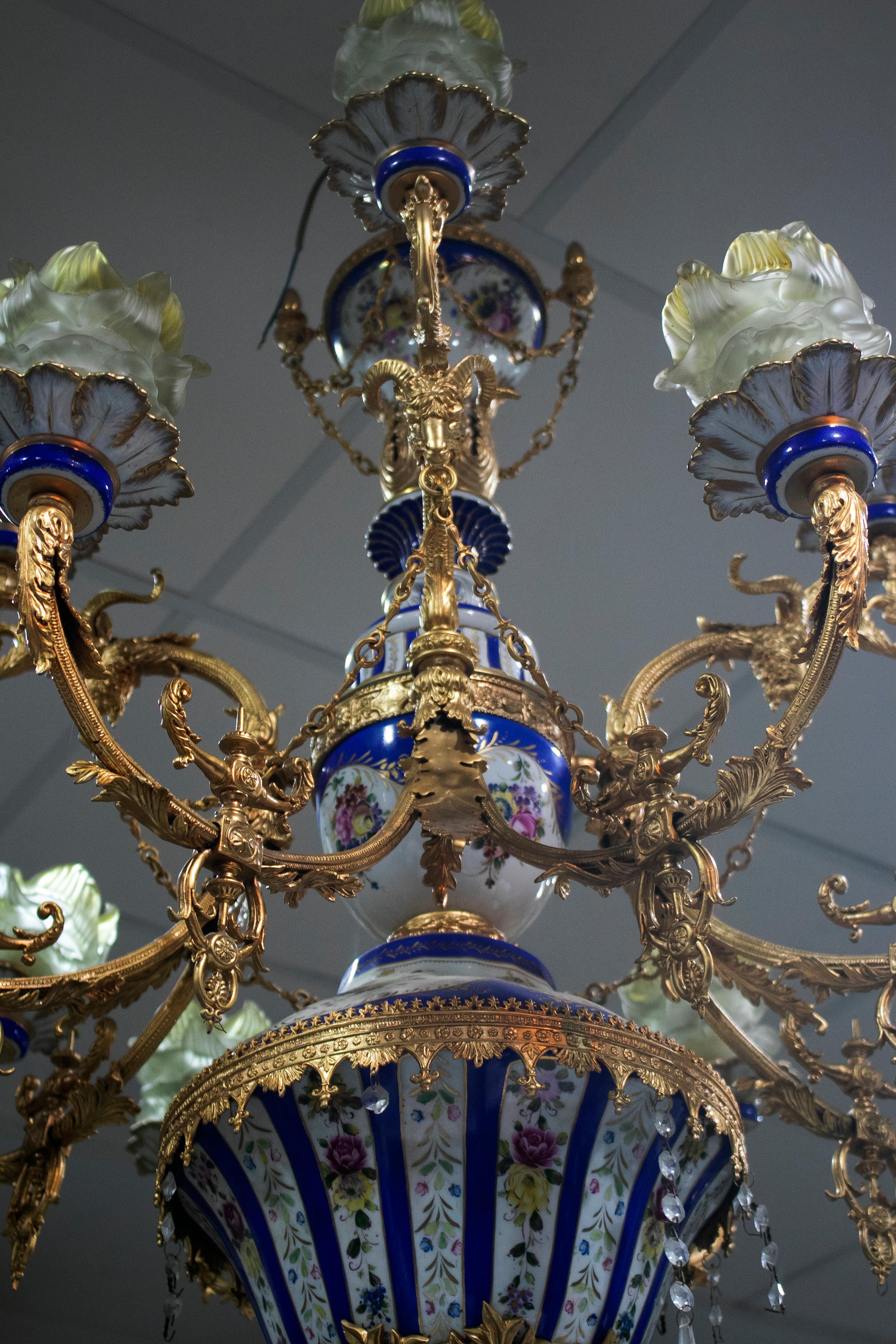 1990s French 10 Bronze Arms Porcelain and Glass Ceiling Chandelier For Sale 7