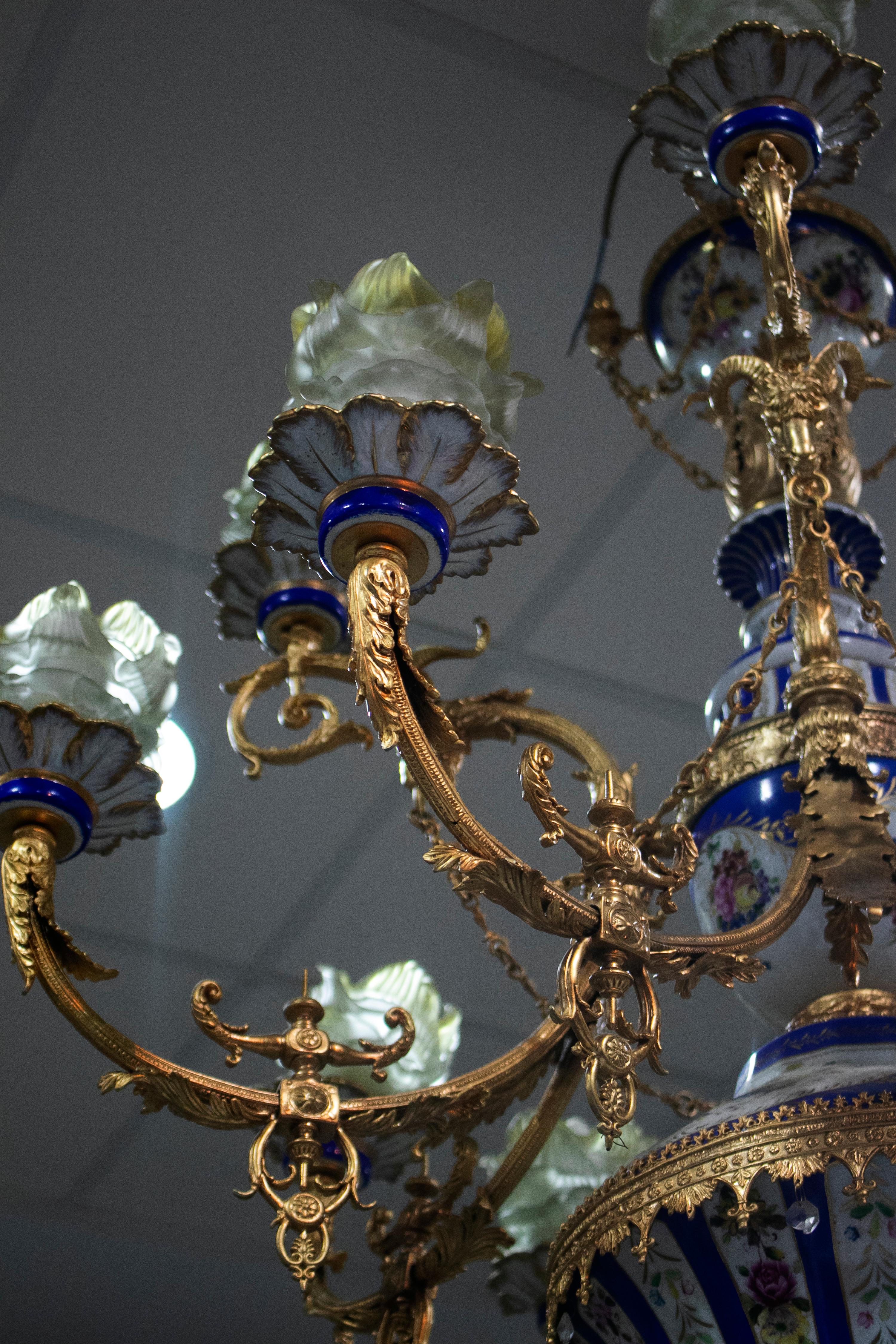 1990s French 10 Bronze Arms Porcelain and Glass Ceiling Chandelier For Sale 8