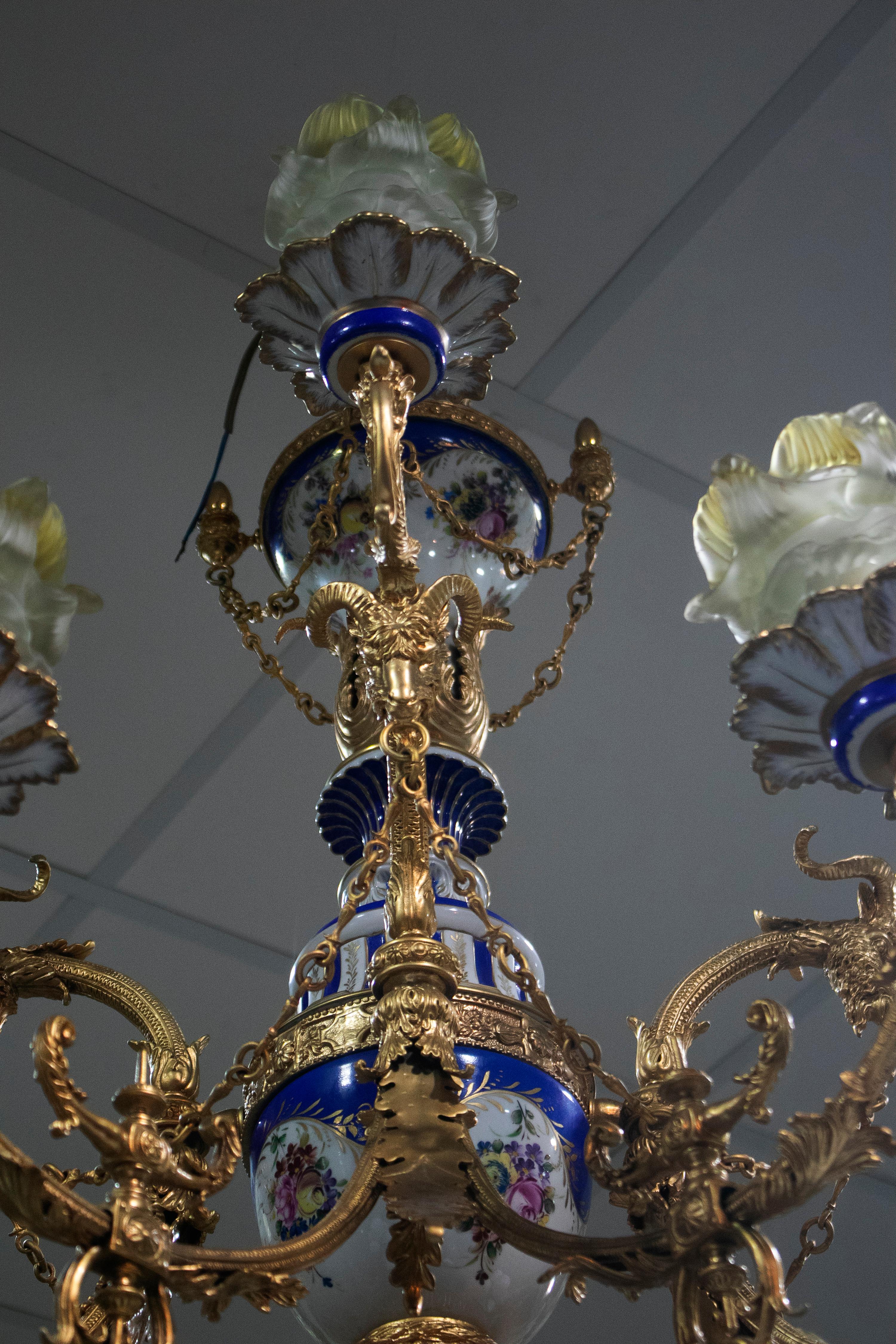 1990s French 10 Bronze Arms Porcelain and Glass Ceiling Chandelier For Sale 9