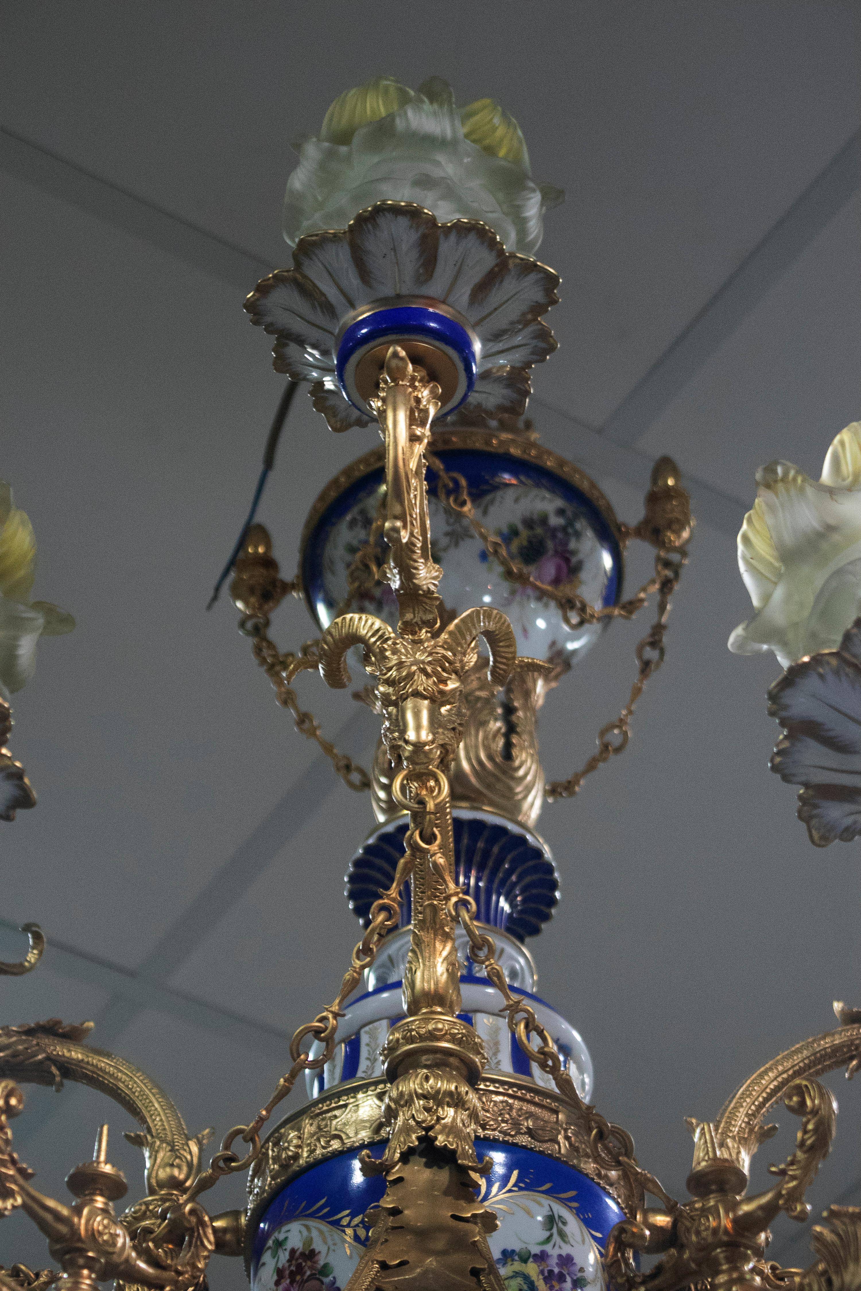 1990s French 10 Bronze Arms Porcelain and Glass Ceiling Chandelier For Sale 12
