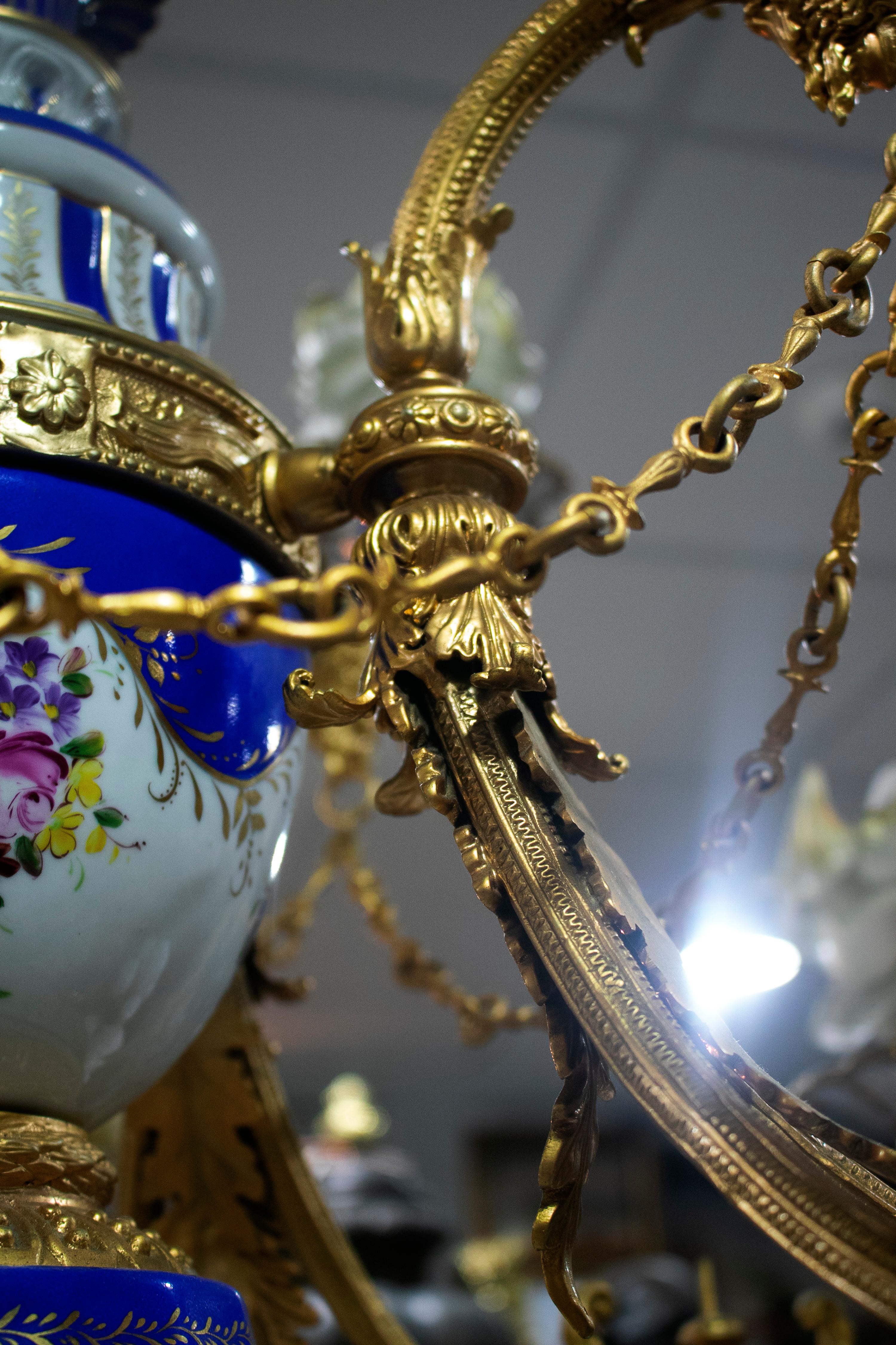 1990er Jahre Französischer Deckenkronleuchter mit 10 Bronzearmen aus Porzellan und Glas im Angebot 2