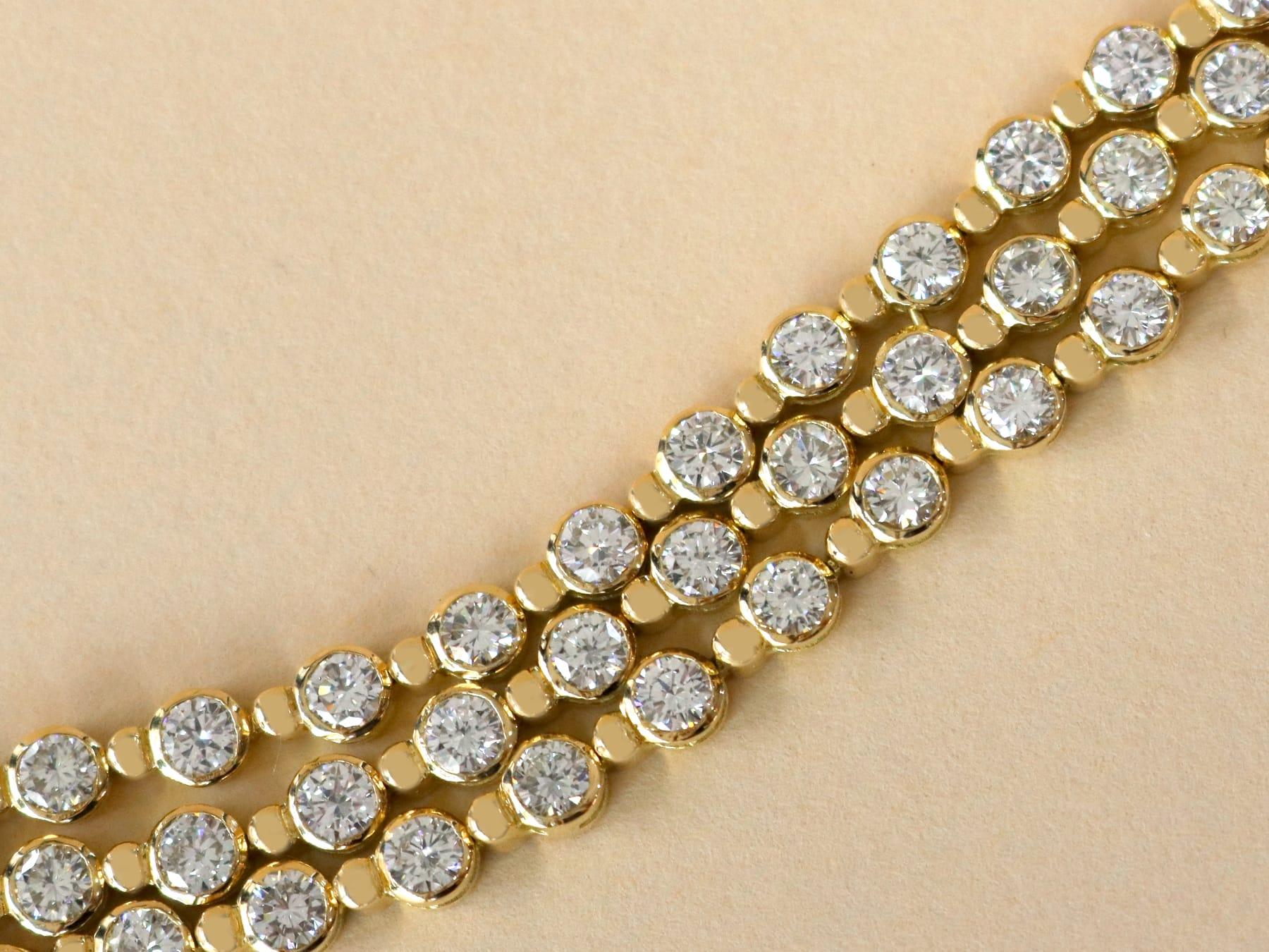 Un superbe bracelet vintage des années 1990 en or jaune 18 carats et diamants de 12,96 carats. Il fait partie de nos diverses collections de bijoux en diamants et de bijoux de succession.

Ce superbe, fin et impressionnant bracelet vintage en