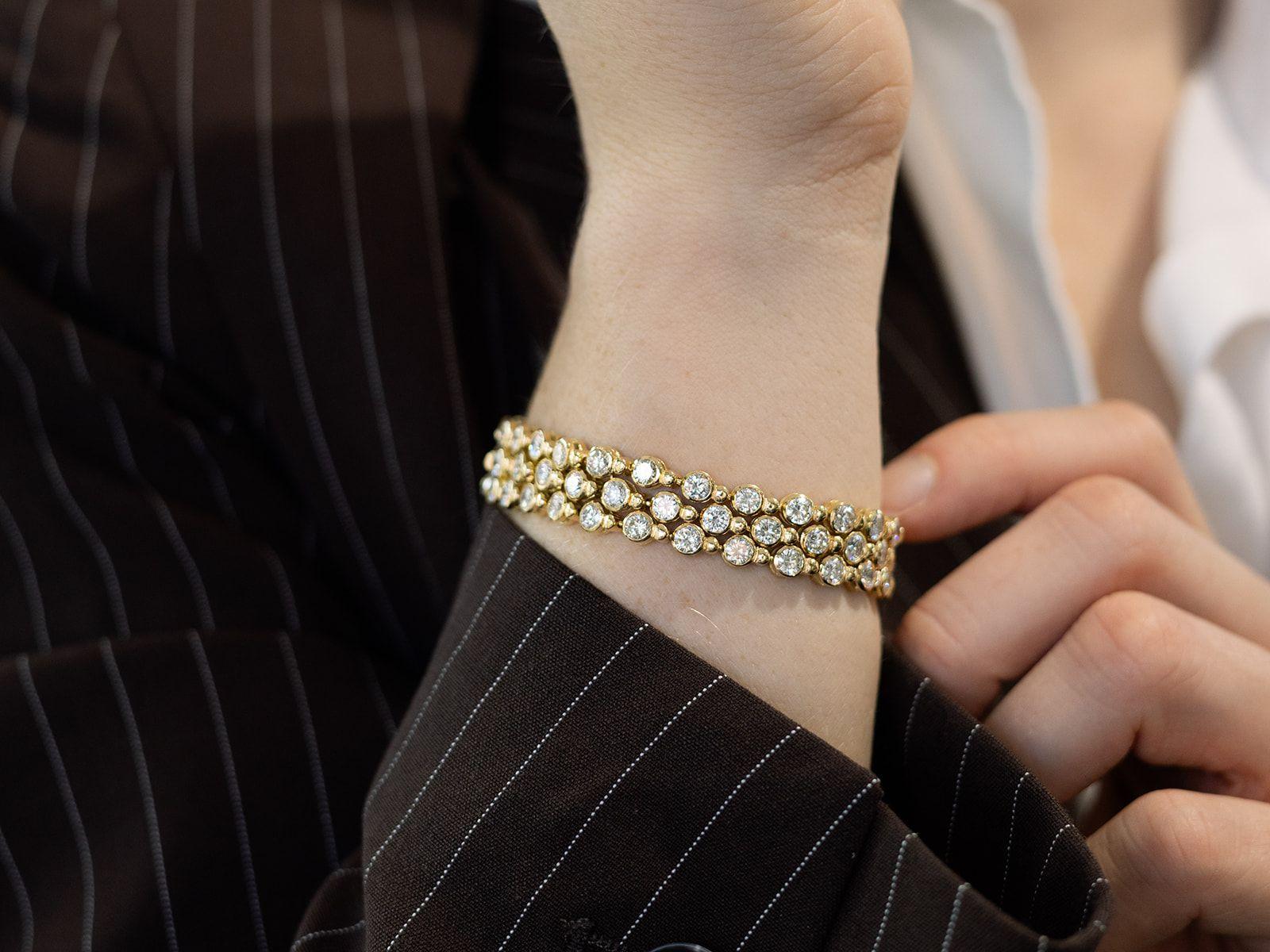Taille ronde Bracelet français des années 1990 en or jaune et diamants de 12,96 carats en vente