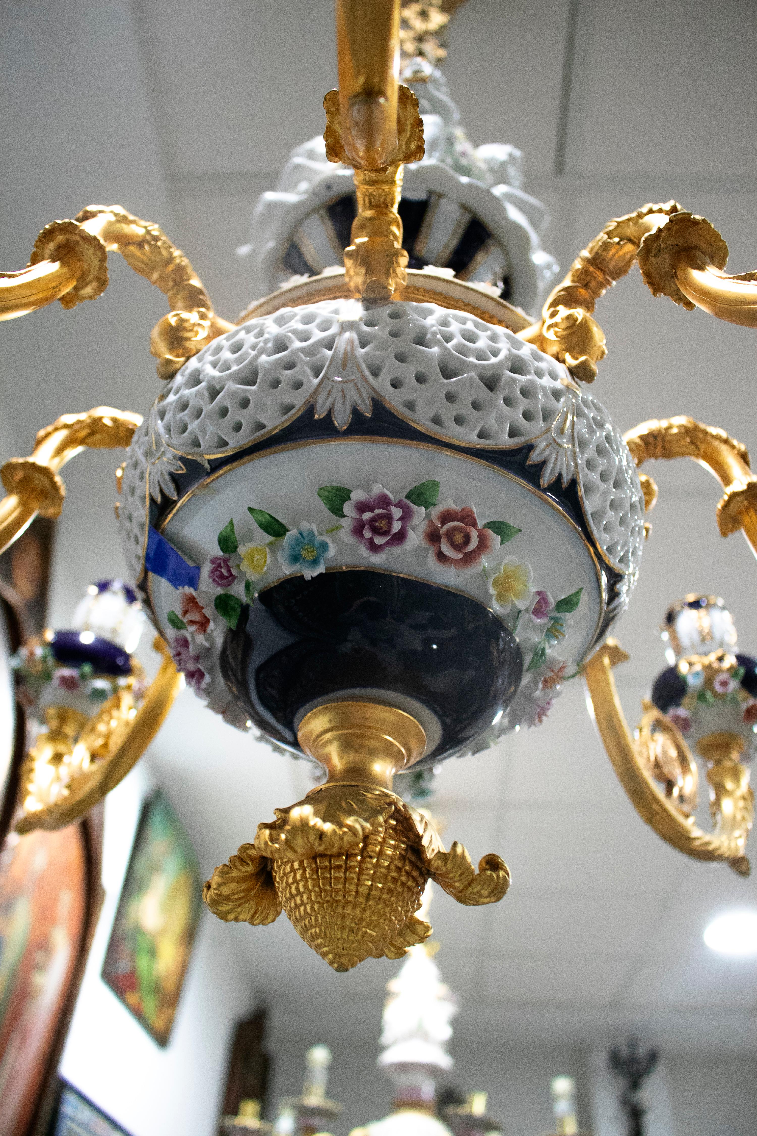 1990s French 8 Bronze Arm Porcelain and Glass Ceiling Chandelier In Good Condition For Sale In Marbella, ES