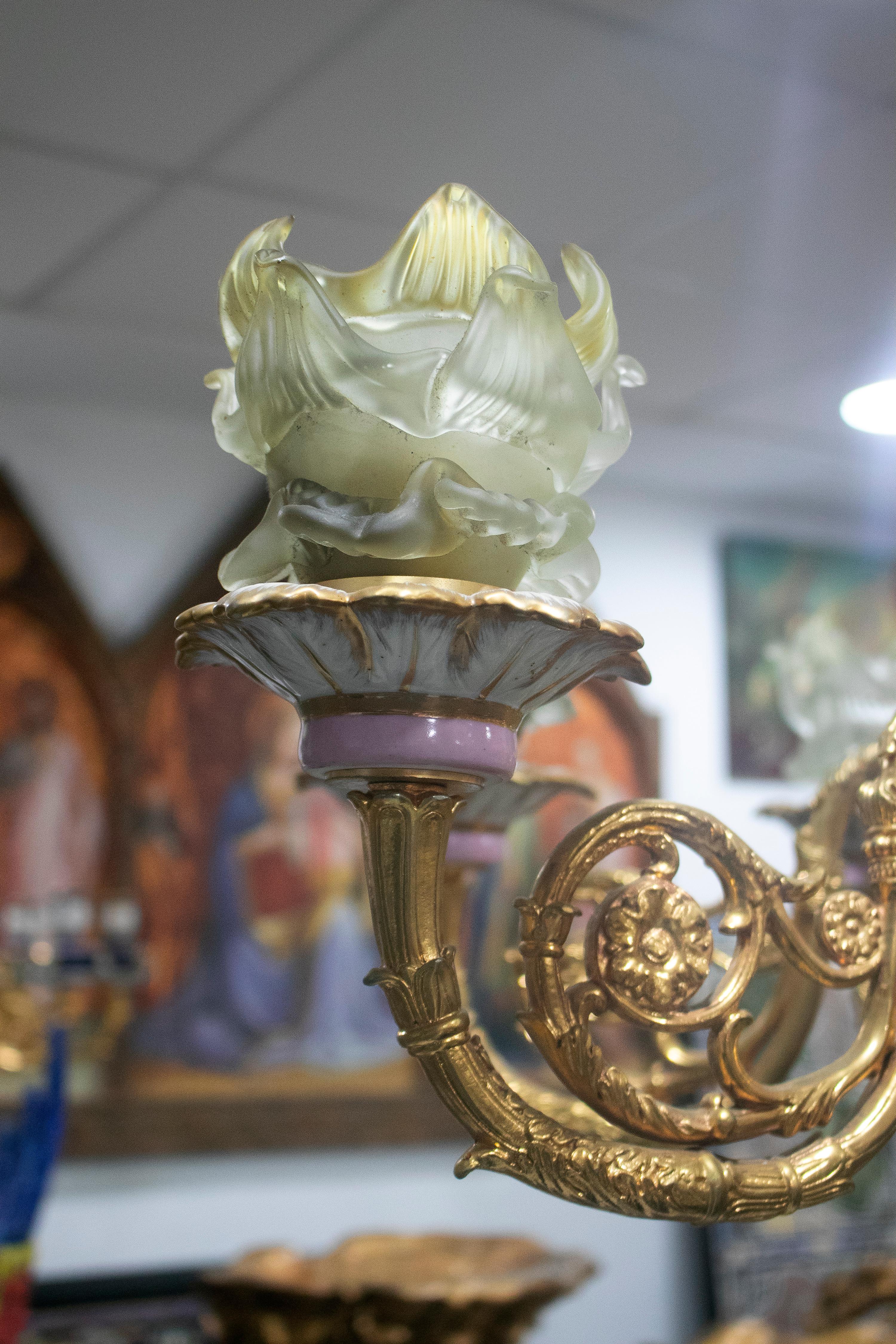 Plafonnier français des années 1990 à 8 bras en bronze, porcelaine et verre en vente 7