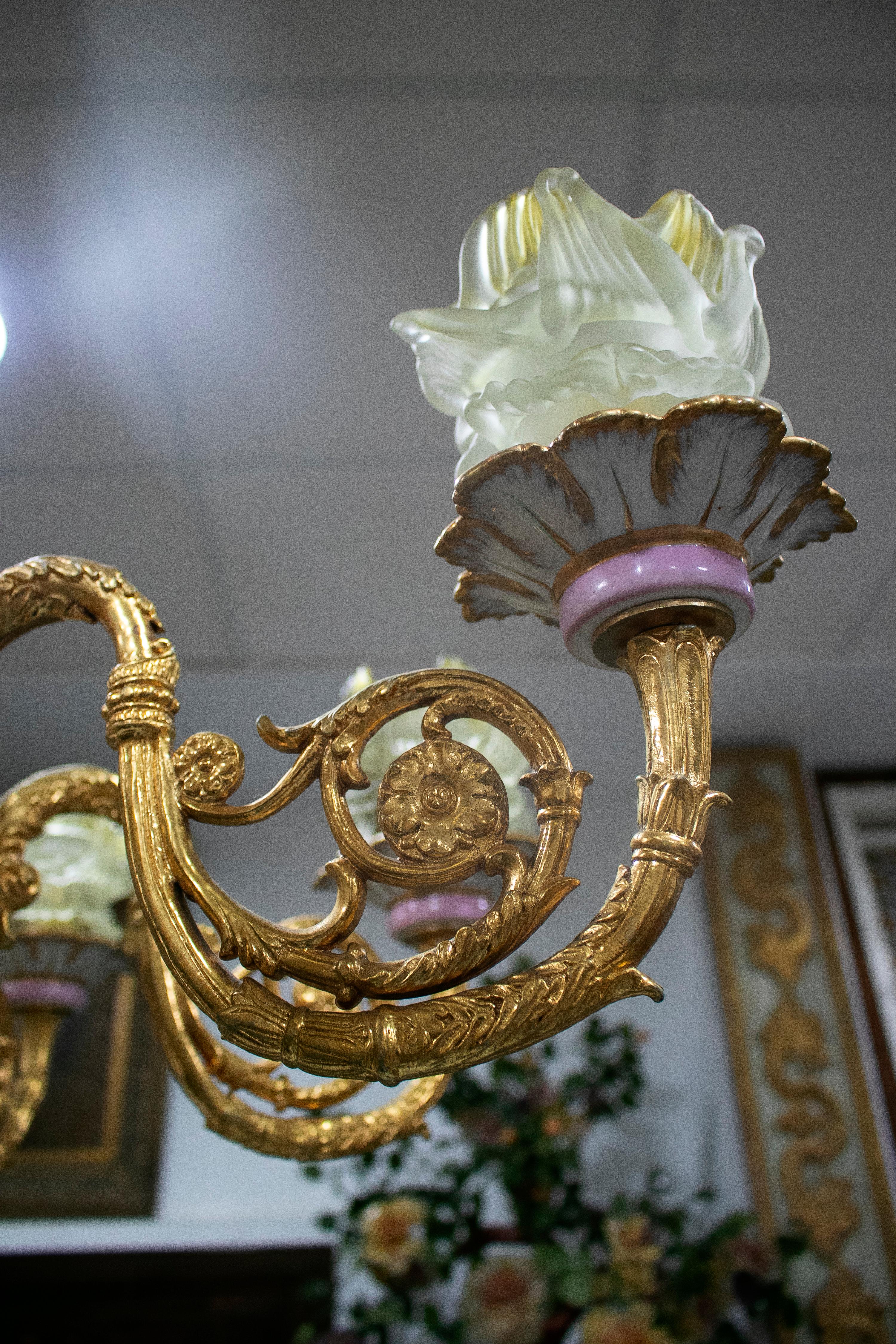 1990s French 8 Bronze Arms Porcelain and Glass Ceiling Chandelier In Good Condition For Sale In Marbella, ES