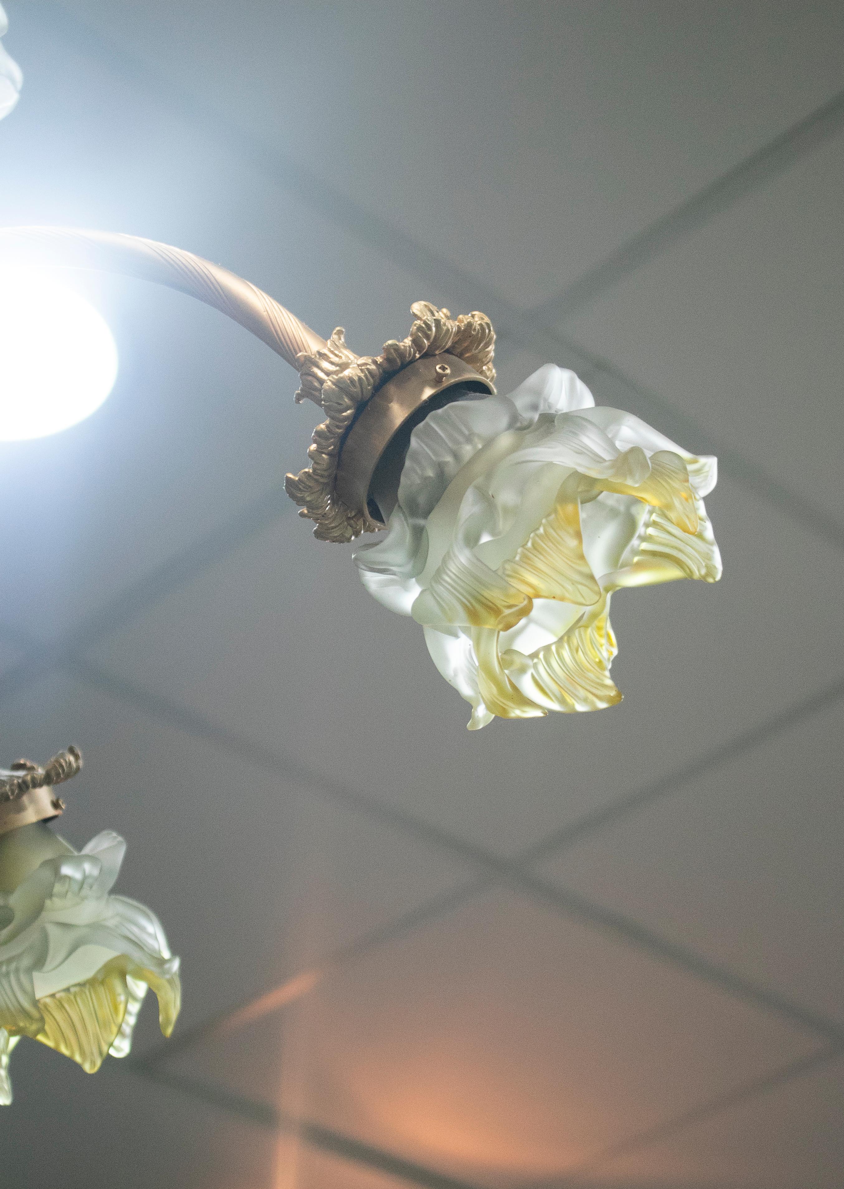 Lampadario da soffitto francese del 1990 in bronzo, porcellana e vetro in vendita 5