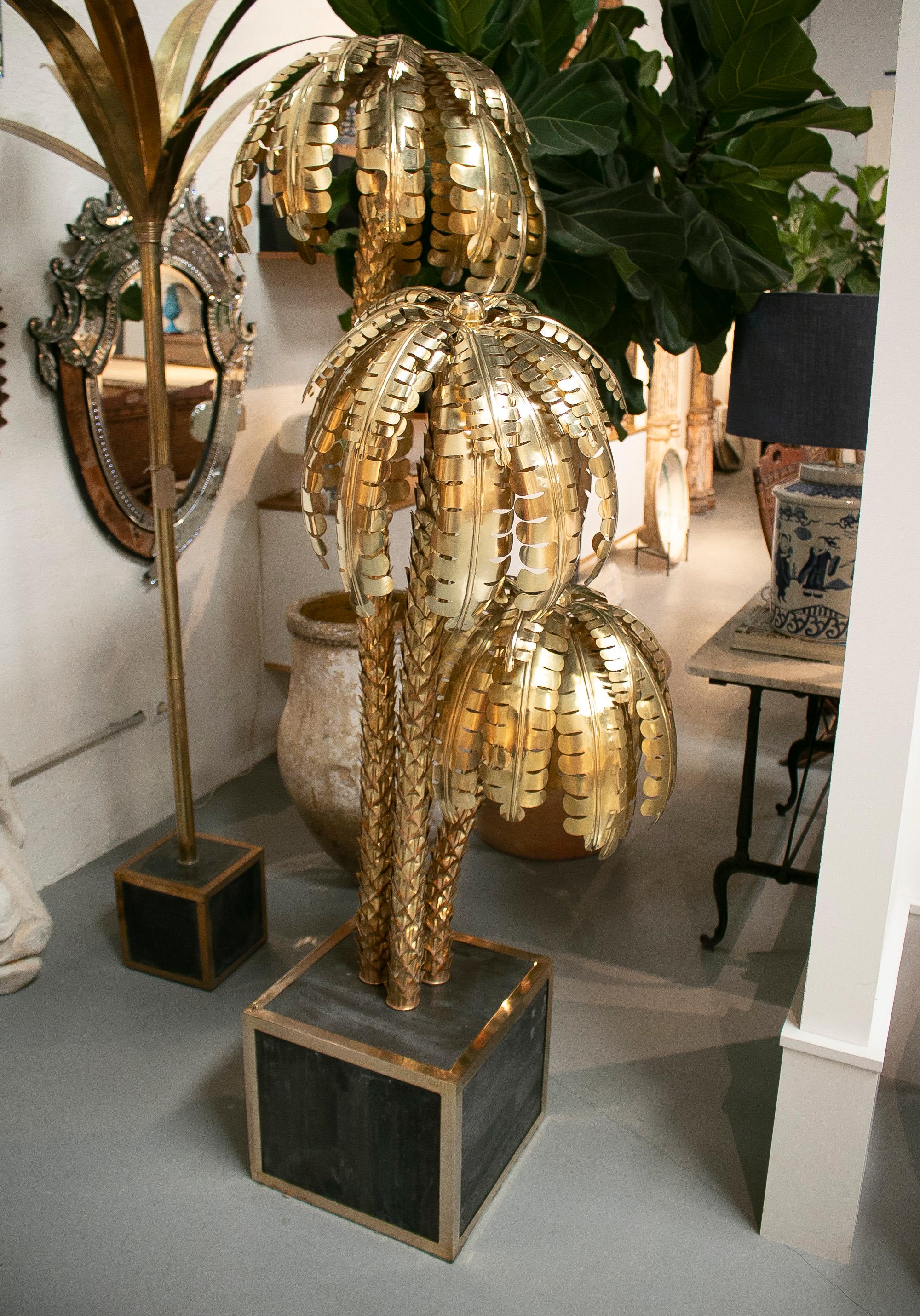 lampe sur pied française des années 1990 en forme de palmier, en bronze doré, avec base carrée.