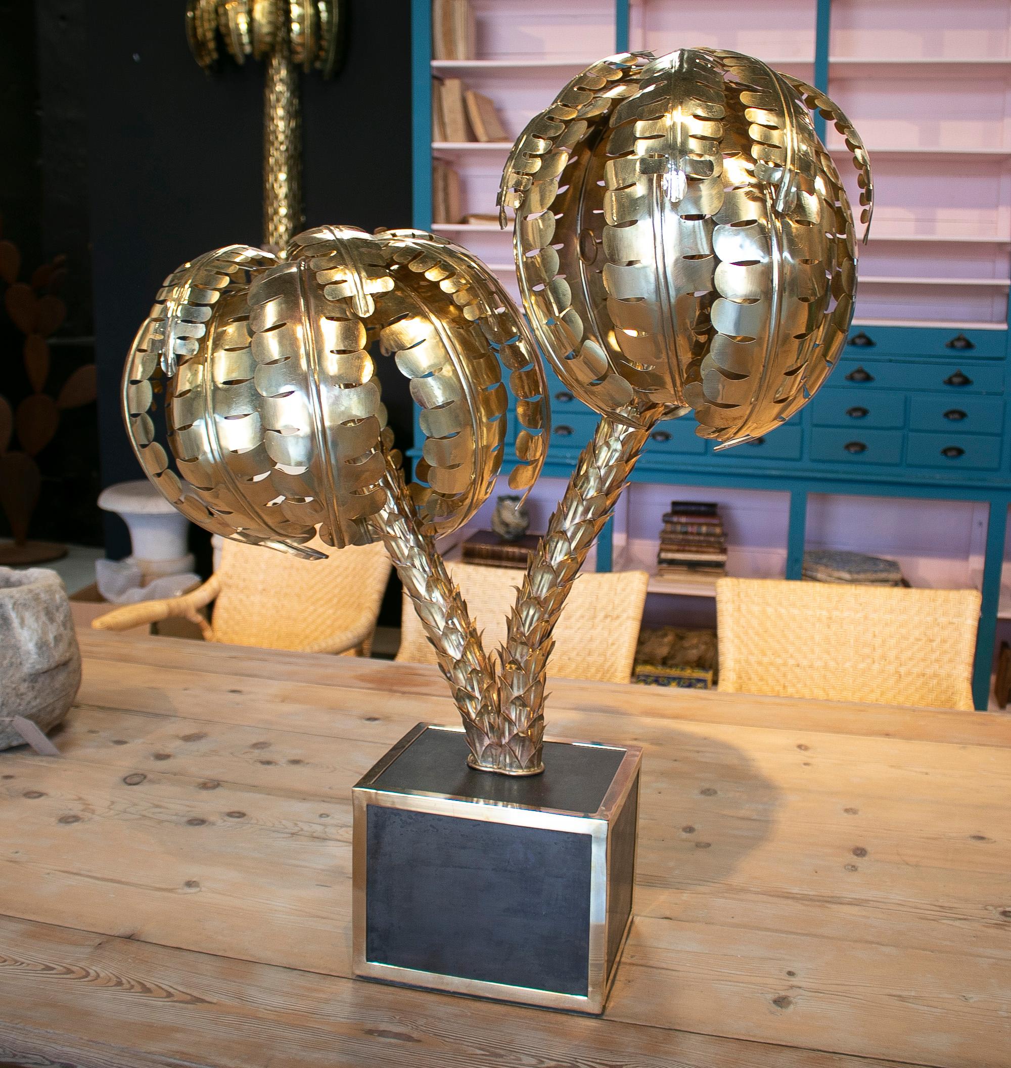 Französische vergoldete Bronze-Tischlampe aus den 1990er Jahren in Form eines Palmenbaums mit quadratischem Sockel.