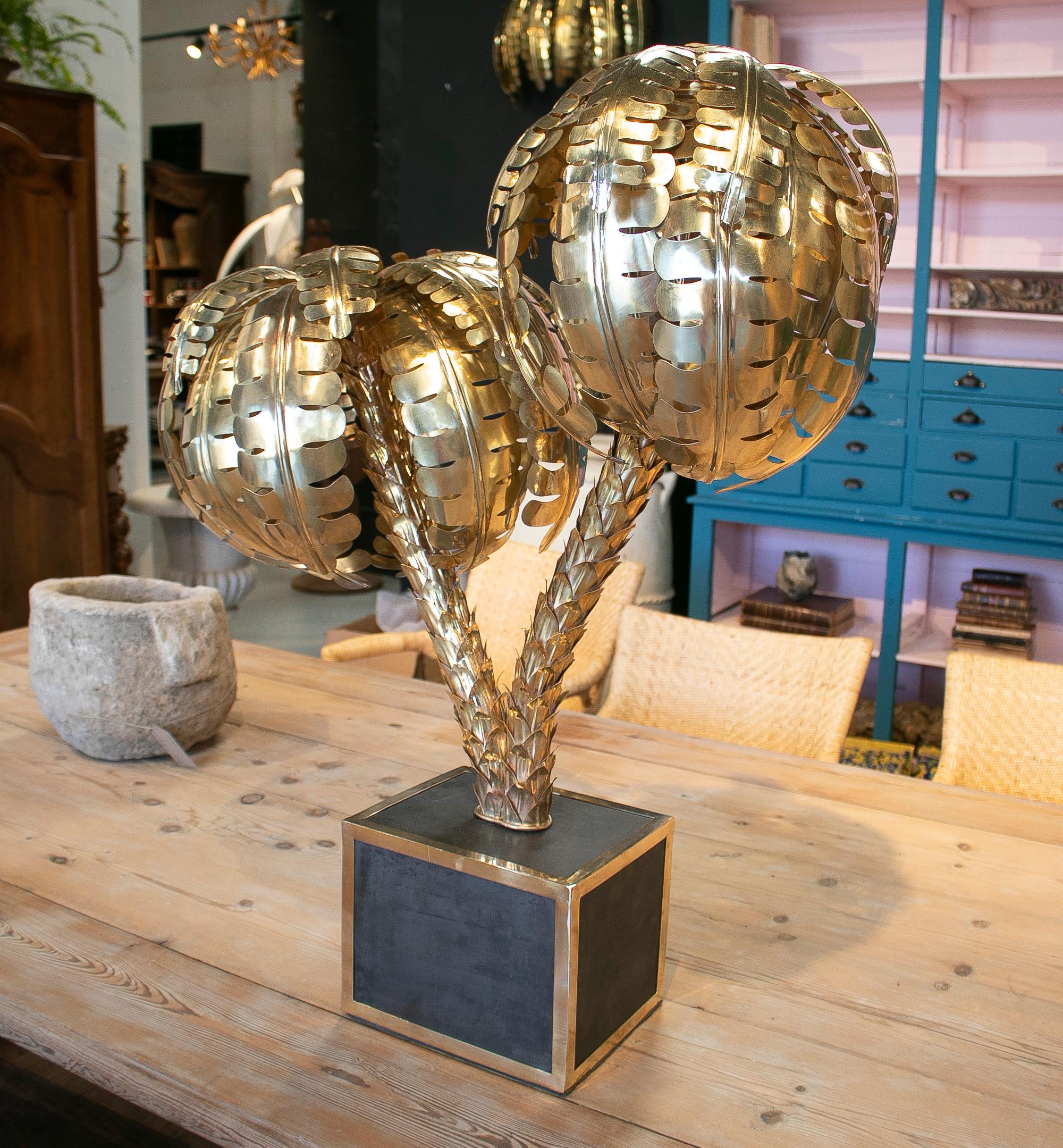 1990er Jahre Französisch vergoldete Bronze Palme geformt Tischlampe w / Square Base im Zustand „Gut“ im Angebot in Marbella, ES