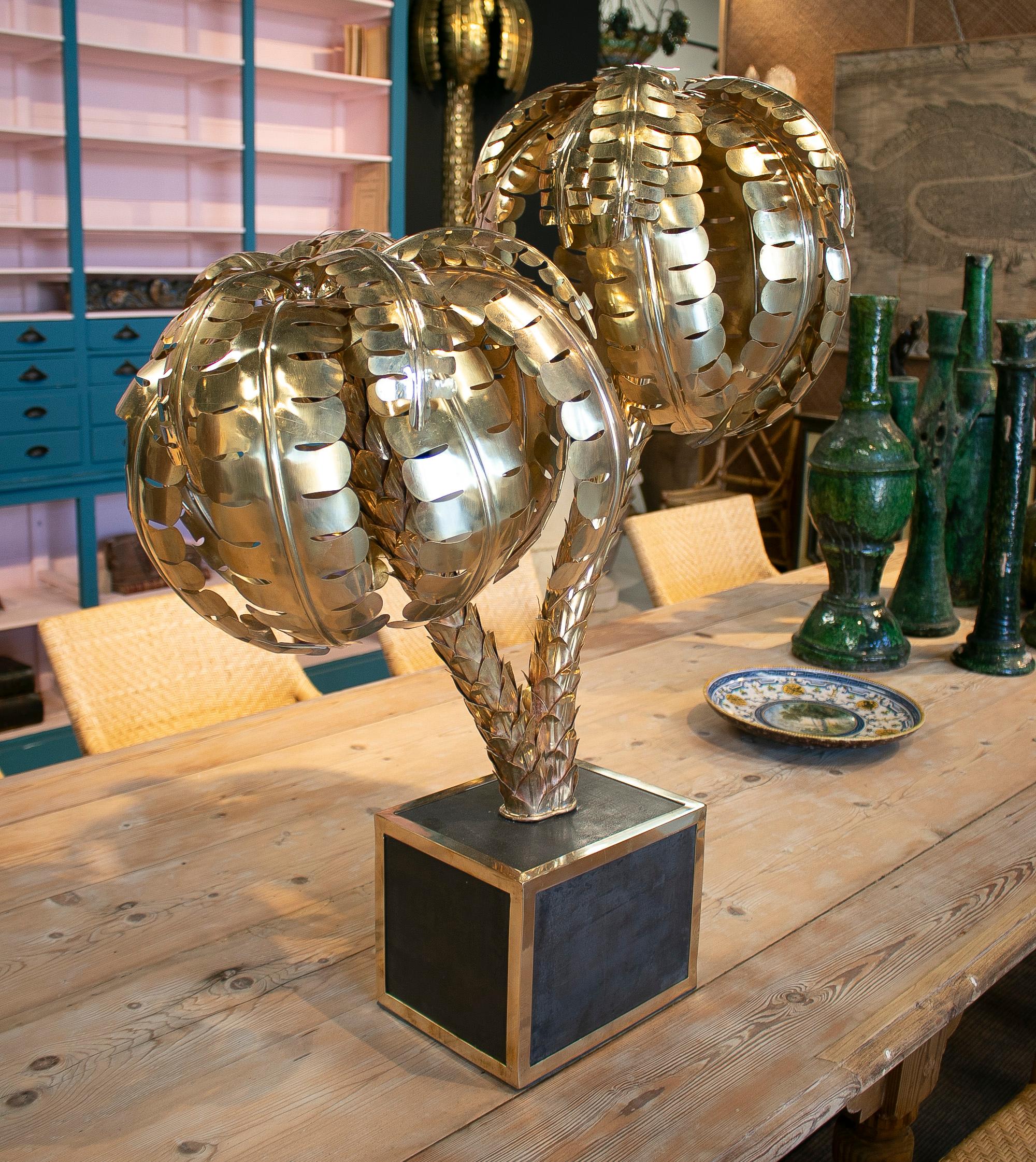 1990er Jahre Französisch vergoldete Bronze Palme geformt Tischlampe w / Square Base (Ende des 20. Jahrhunderts) im Angebot