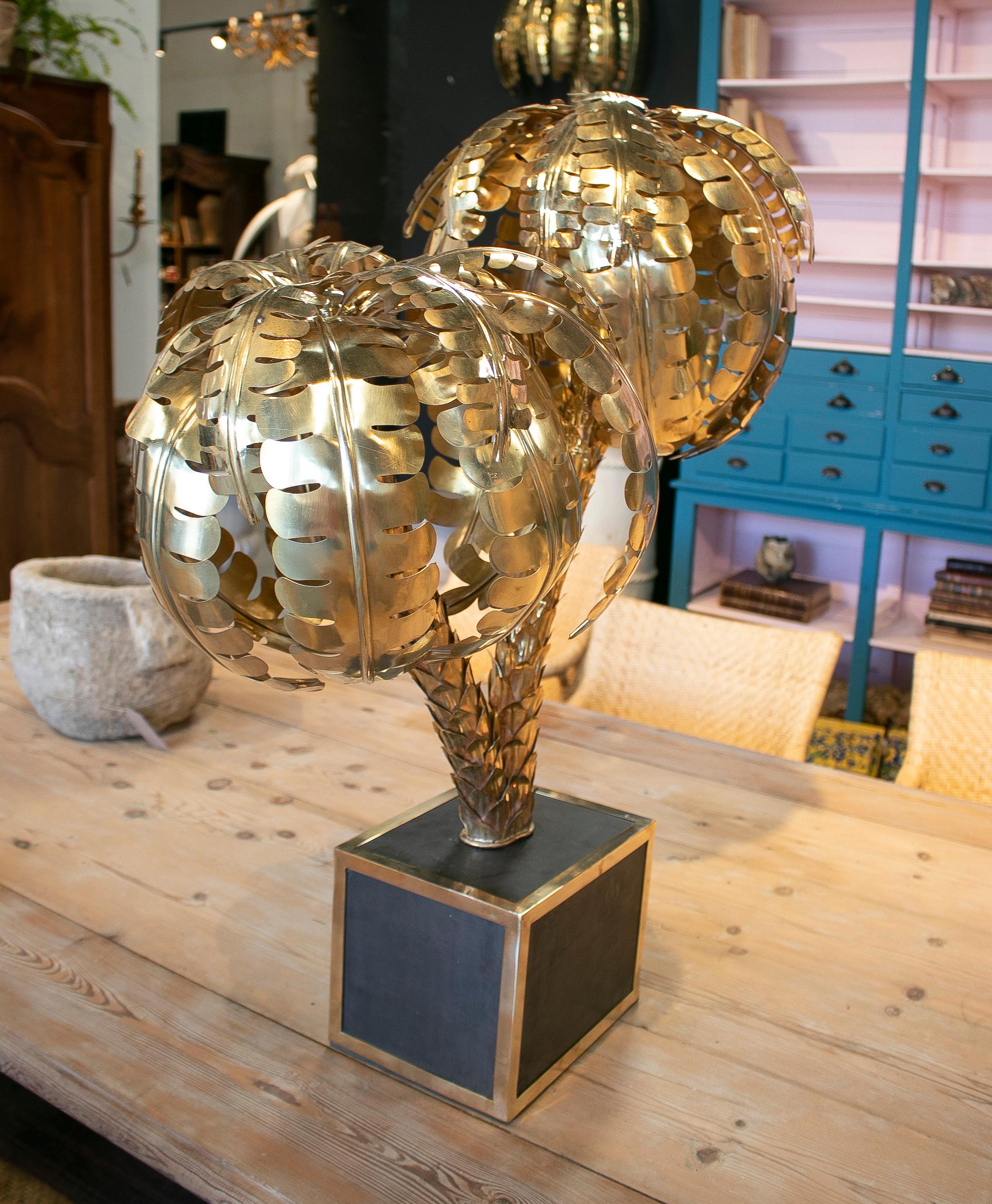 1990er Jahre Französisch vergoldete Bronze Palme geformt Tischlampe w / Square Base im Angebot 4