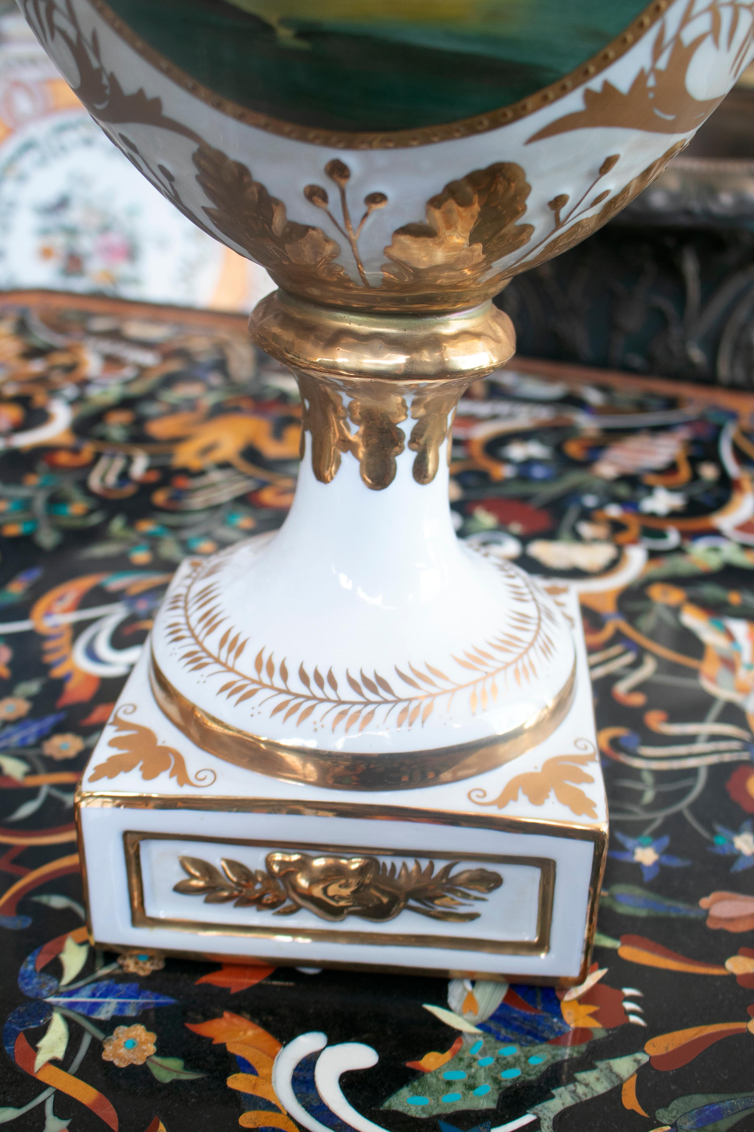 1990er Jahre Französische handbemalte Porzellan-Tisch-Tafelaufsatz-Vase im Angebot 8