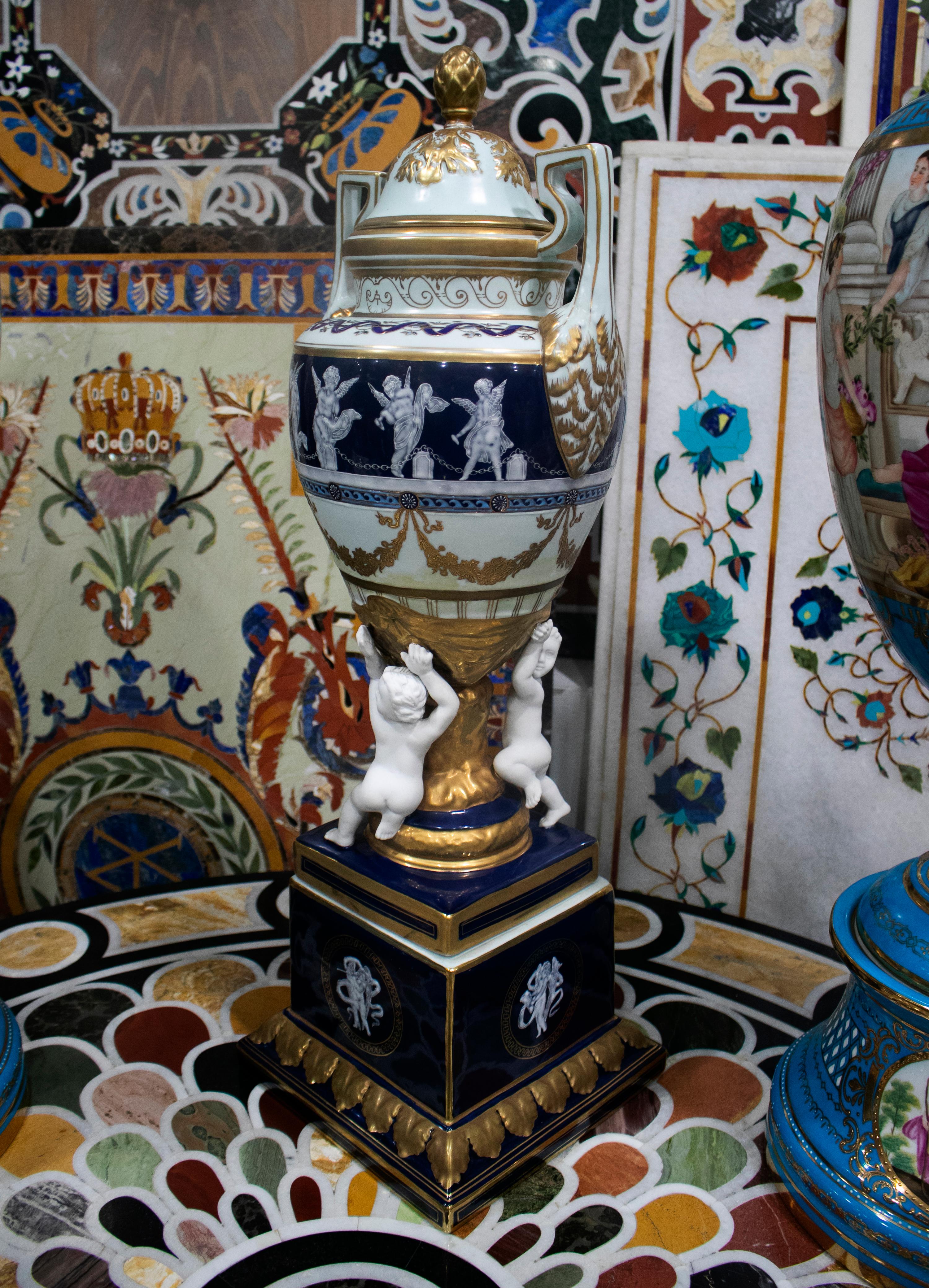 Jarrón centro de mesa francés de porcelana blanca pintado a mano en oro y azul de los años 90.