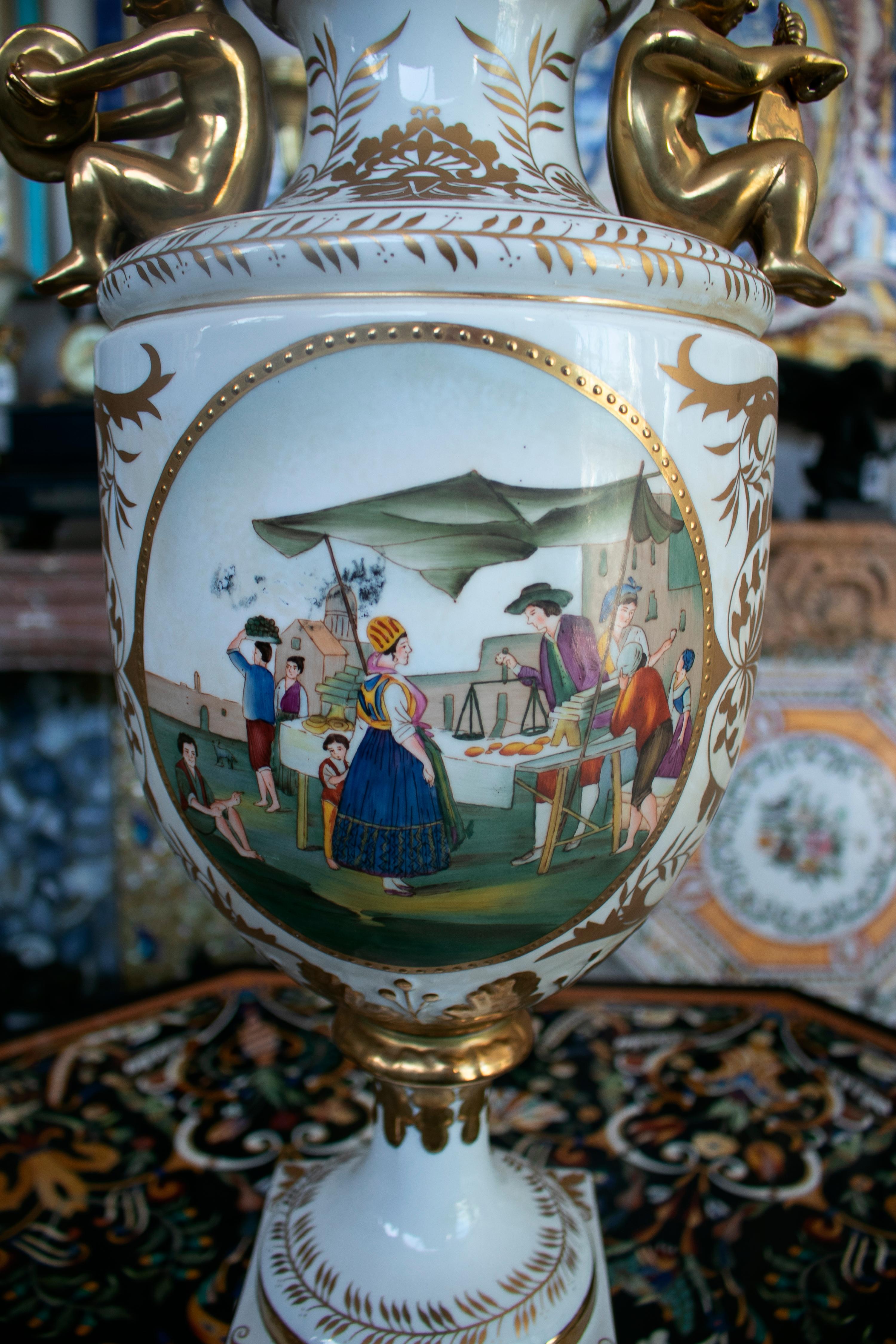 1990er Jahre Französische handbemalte Porzellan-Tisch-Tafelaufsatz-Vase im Zustand „Gut“ im Angebot in Marbella, ES