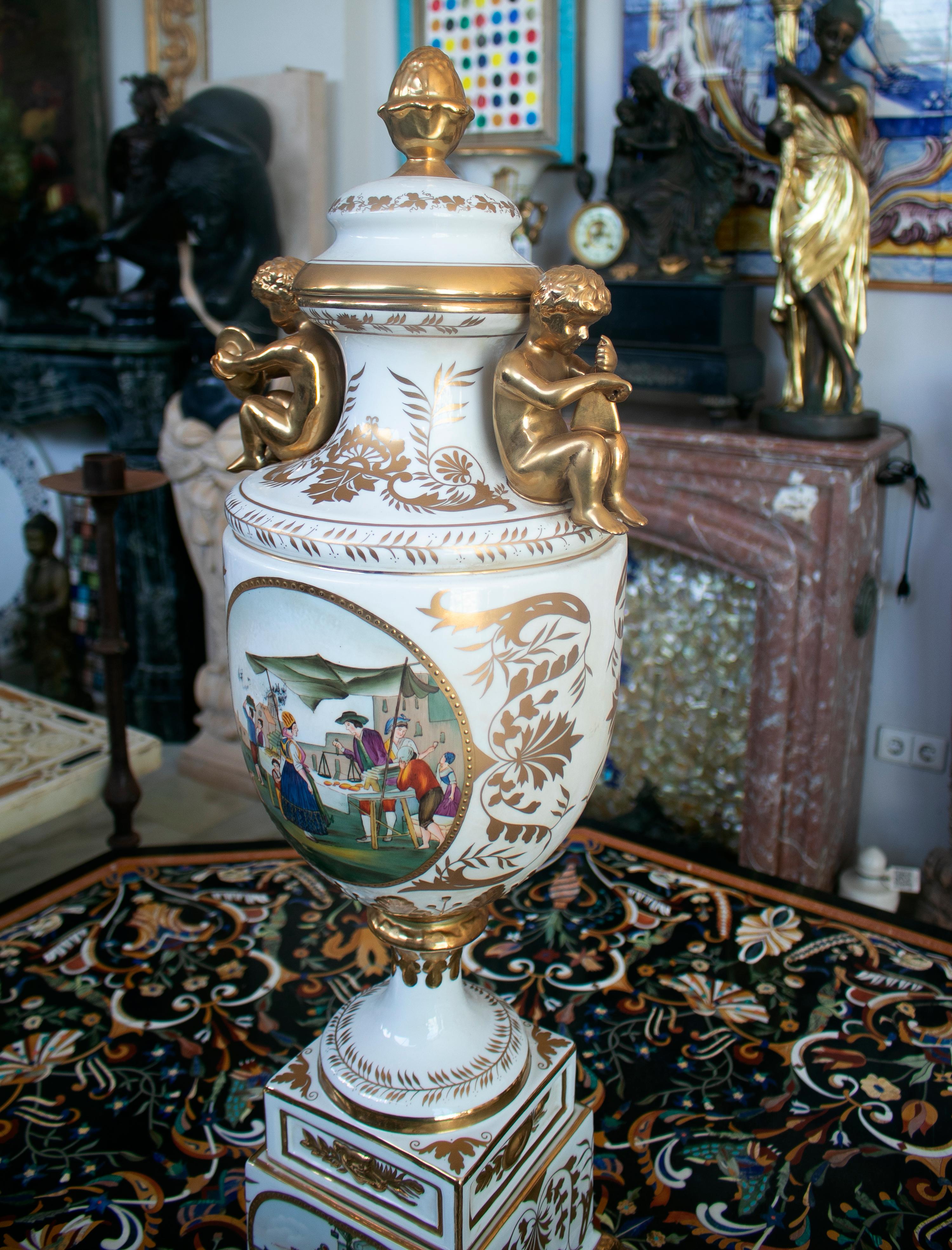 1990er Jahre Französische handbemalte Porzellan-Tisch-Tafelaufsatz-Vase (20. Jahrhundert) im Angebot
