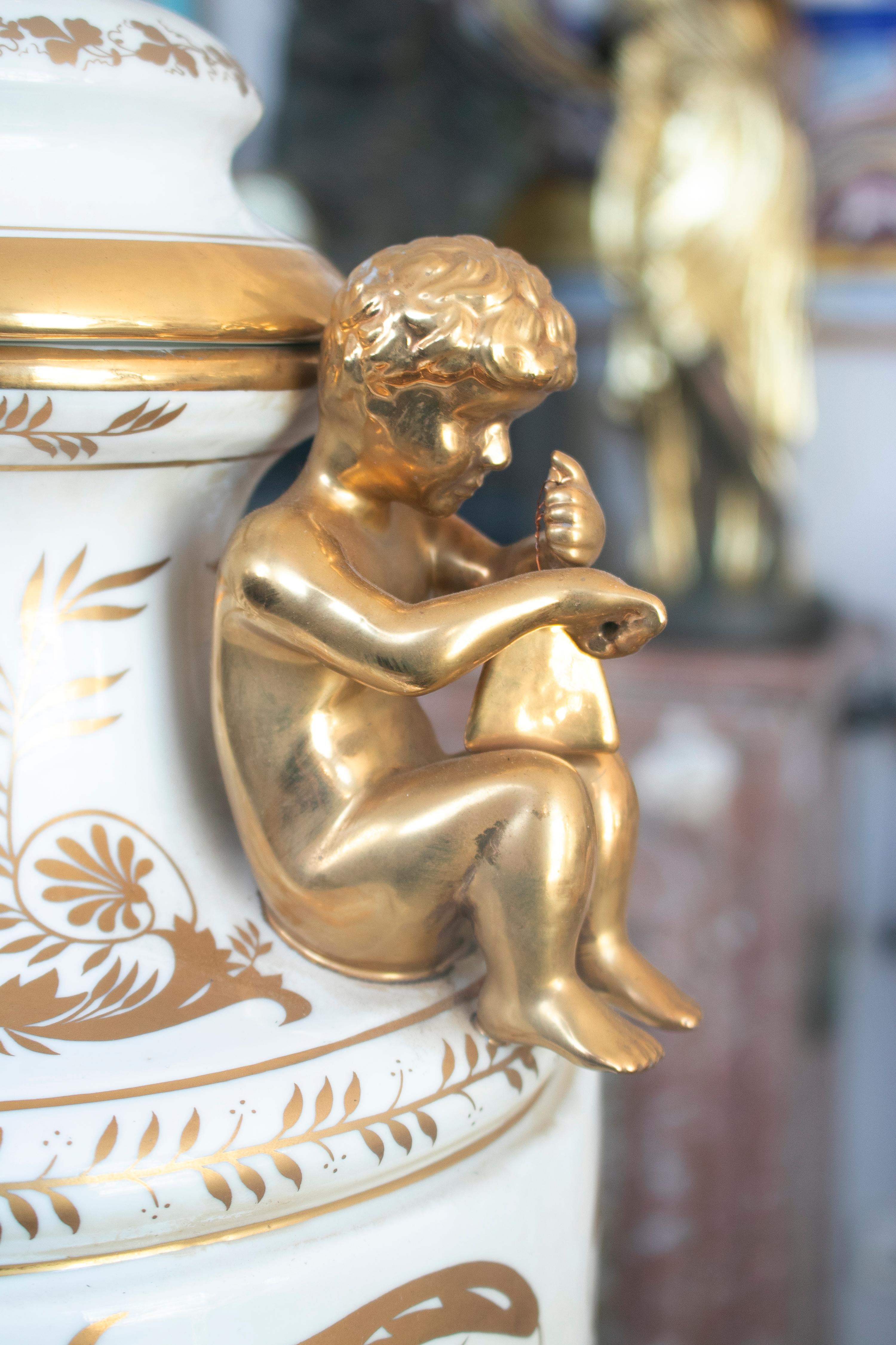 1990er Jahre Französische handbemalte Porzellan-Tisch-Tafelaufsatz-Vase im Angebot 1