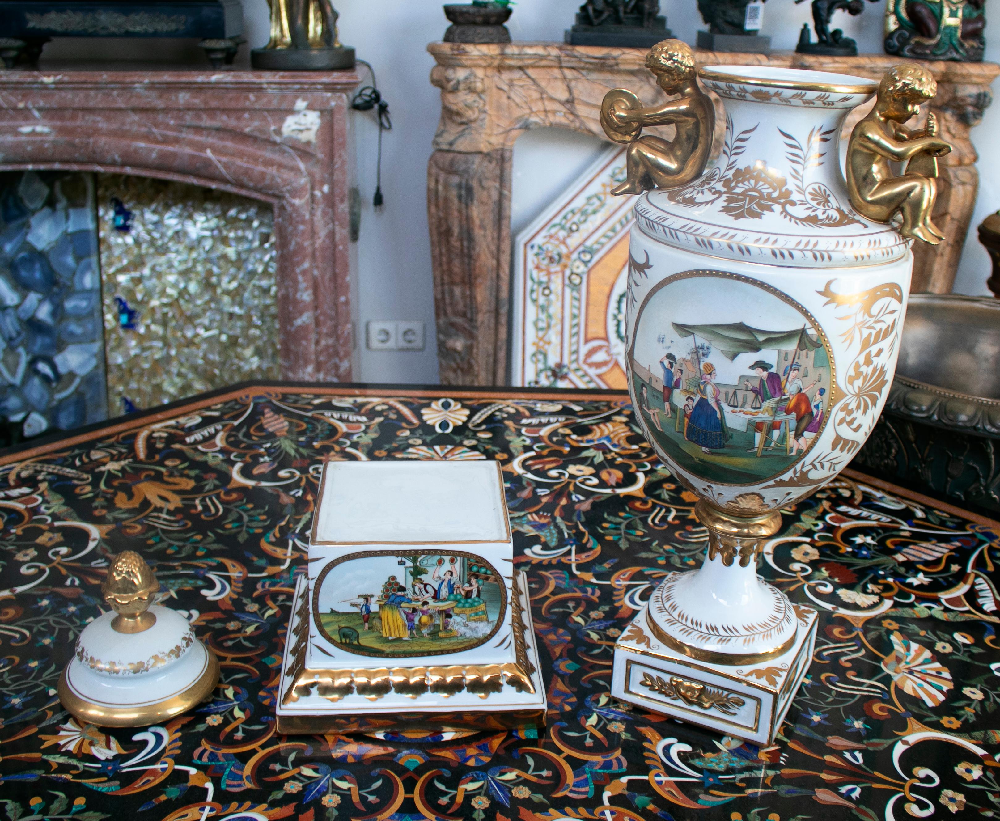 1990er Jahre Französische handbemalte Porzellan-Tisch-Tafelaufsatz-Vase im Angebot 2