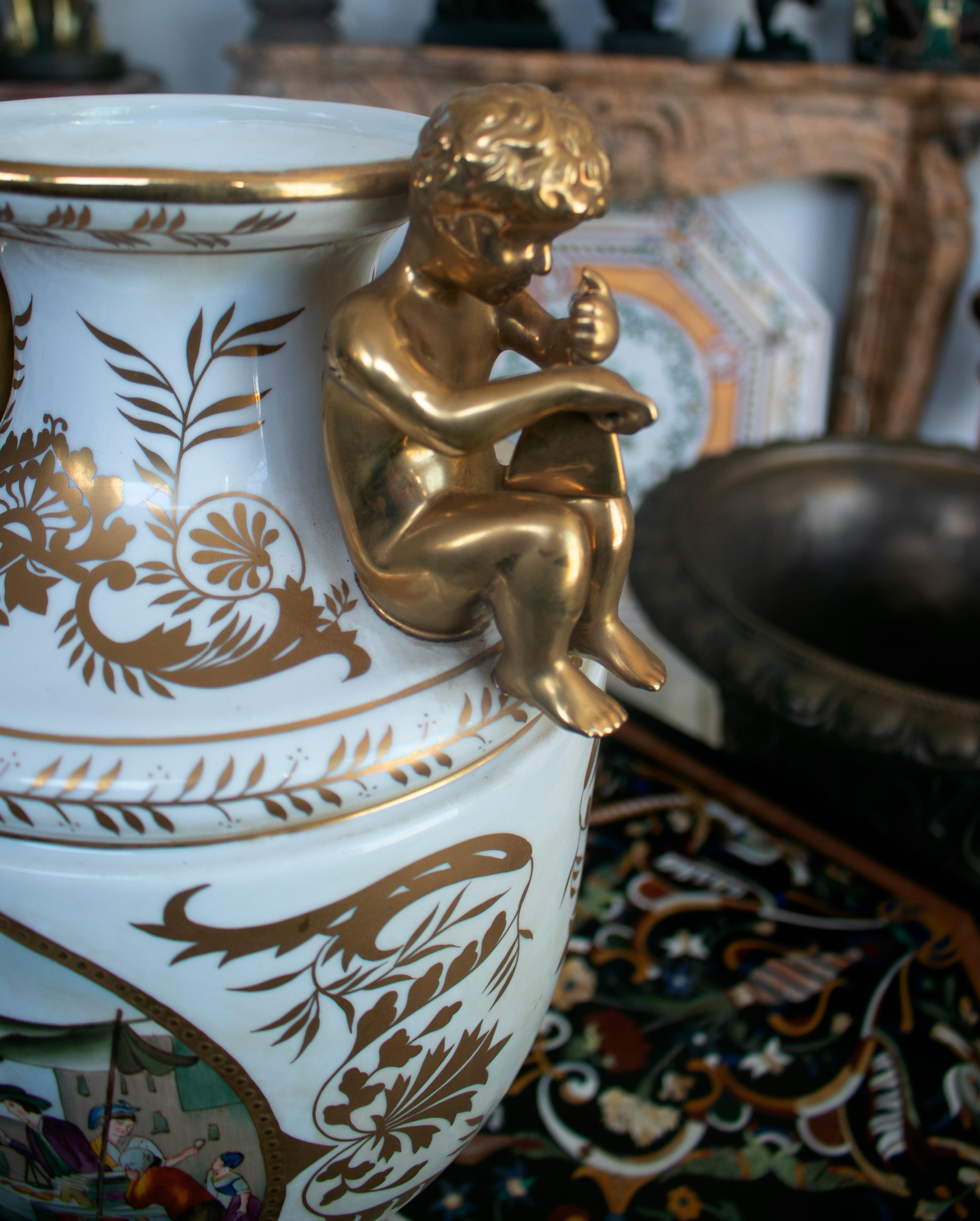 1990er Jahre Französische handbemalte Porzellan-Tisch-Tafelaufsatz-Vase im Angebot 3