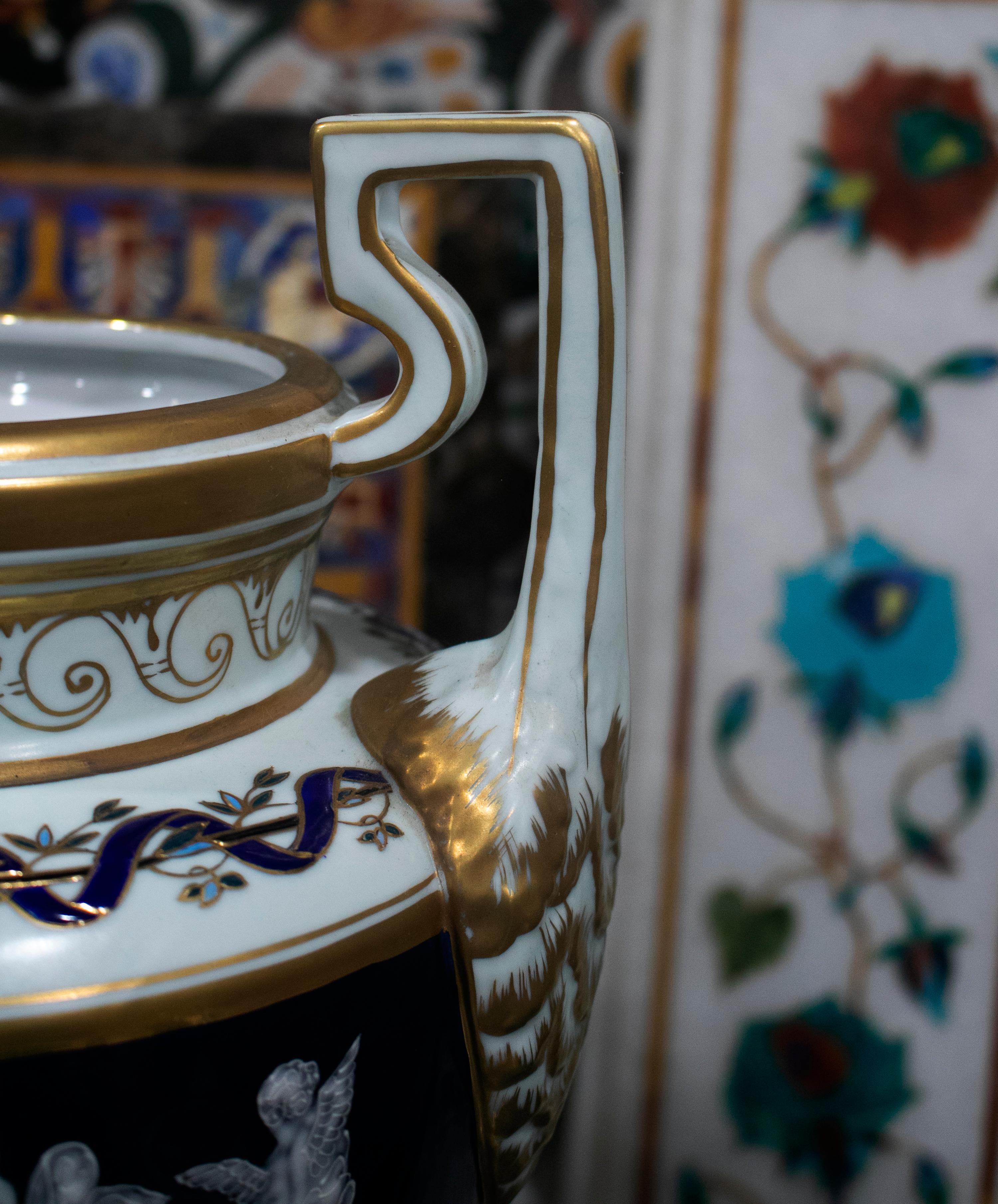 Jarrón centro de mesa de porcelana francesa pintado a mano de los años 90 en venta 2
