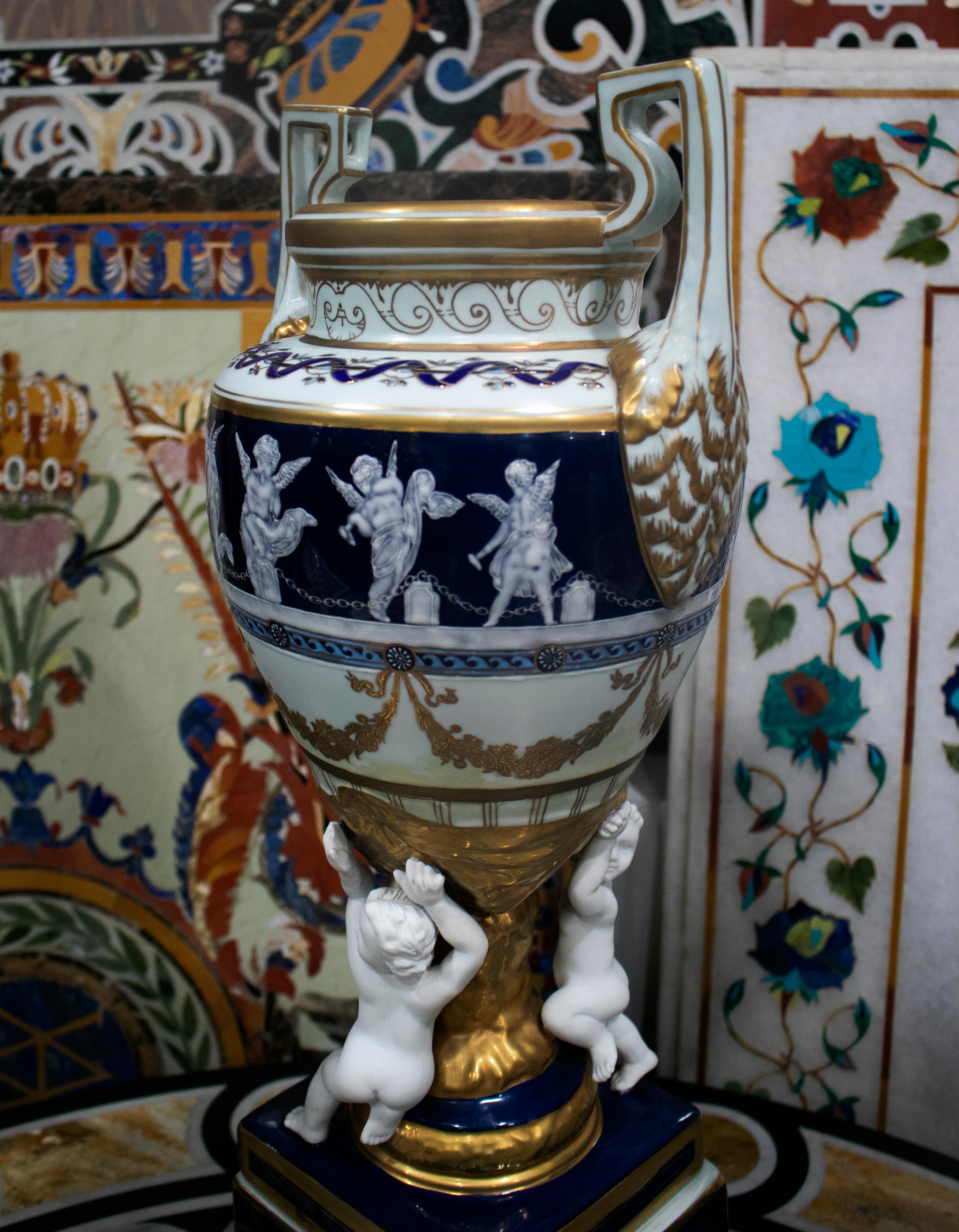Jarrón centro de mesa de porcelana francesa pintado a mano de los años 90 en venta 3