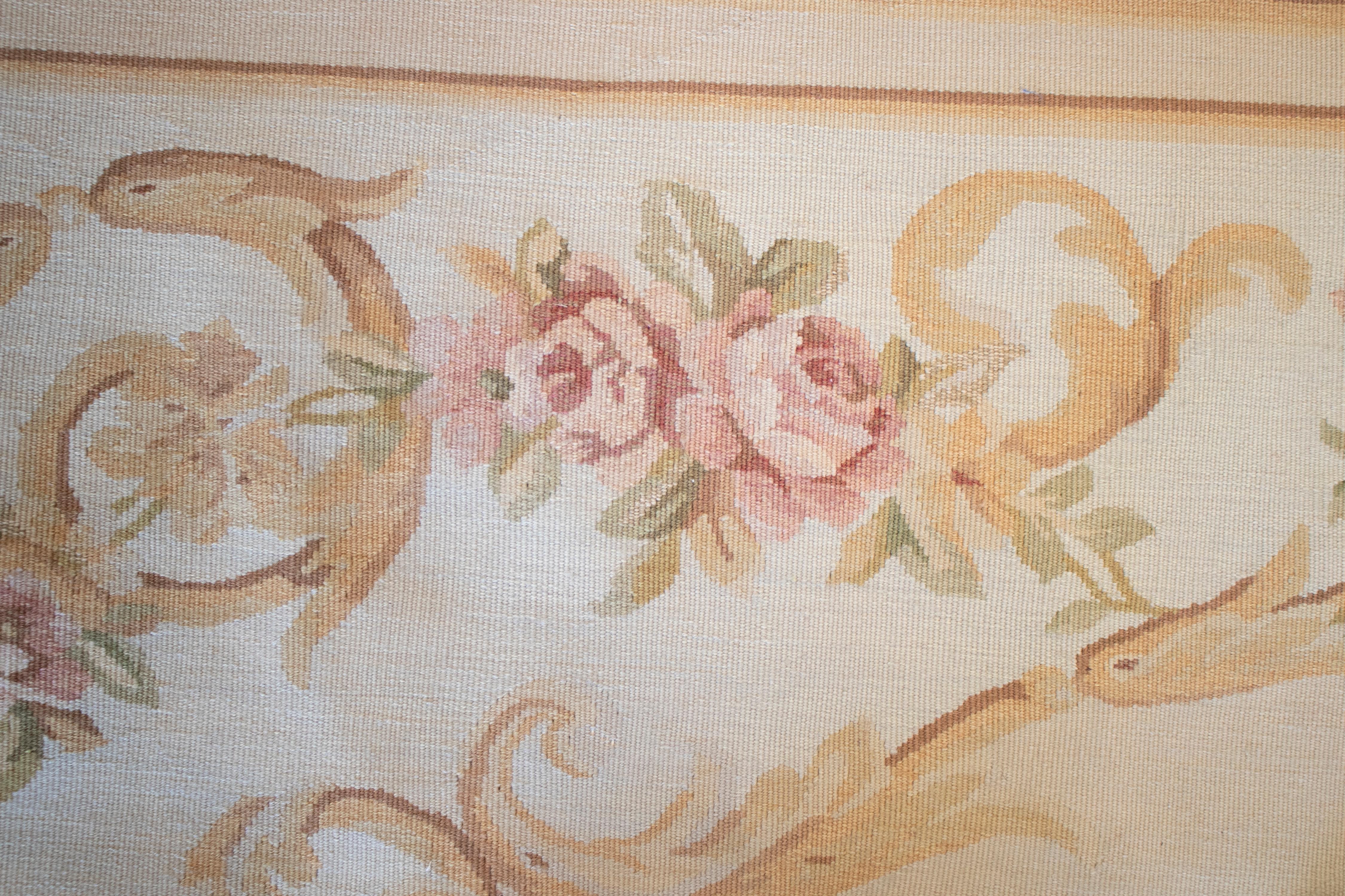 Französischer handgewebter beiger Aubusson-Teppich aus den 1990er Jahren mit ornamentalen Blumendekorationen im Angebot 4
