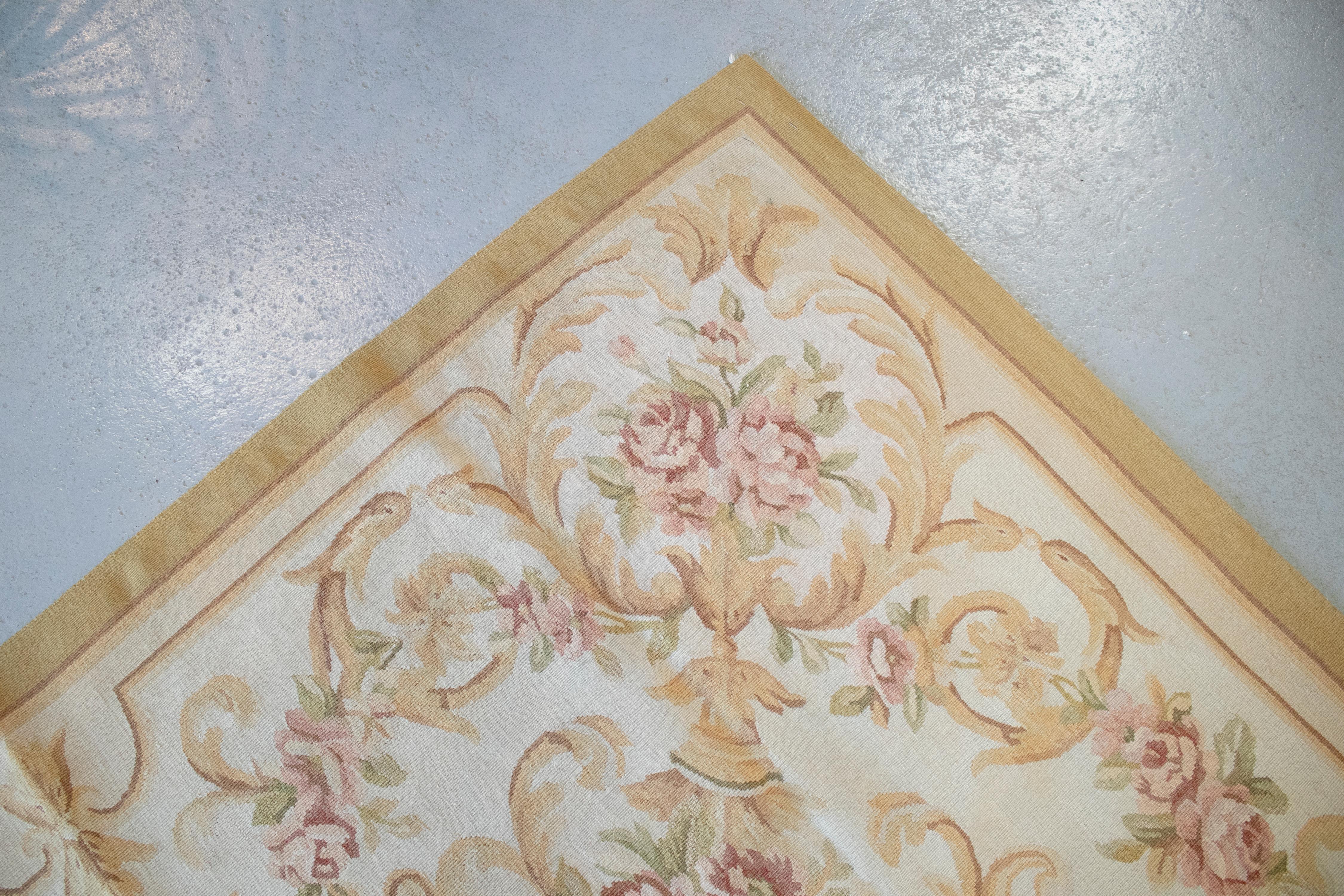 Französischer handgewebter beiger Aubusson-Teppich aus den 1990er Jahren mit ornamentalen Blumendekorationen im Angebot 5