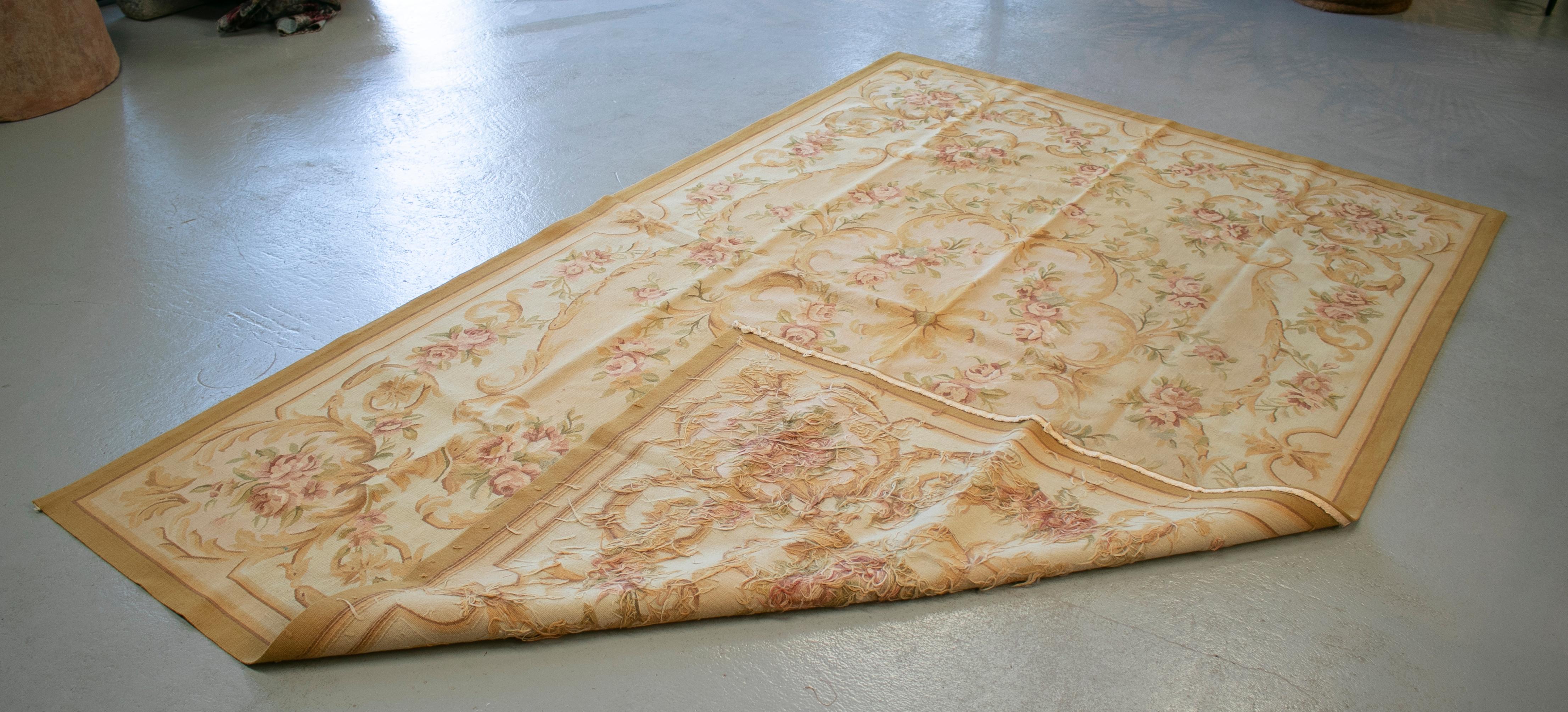 Französischer handgewebter beiger Aubusson-Teppich aus den 1990er Jahren mit ornamentalen Blumendekorationen im Angebot 6