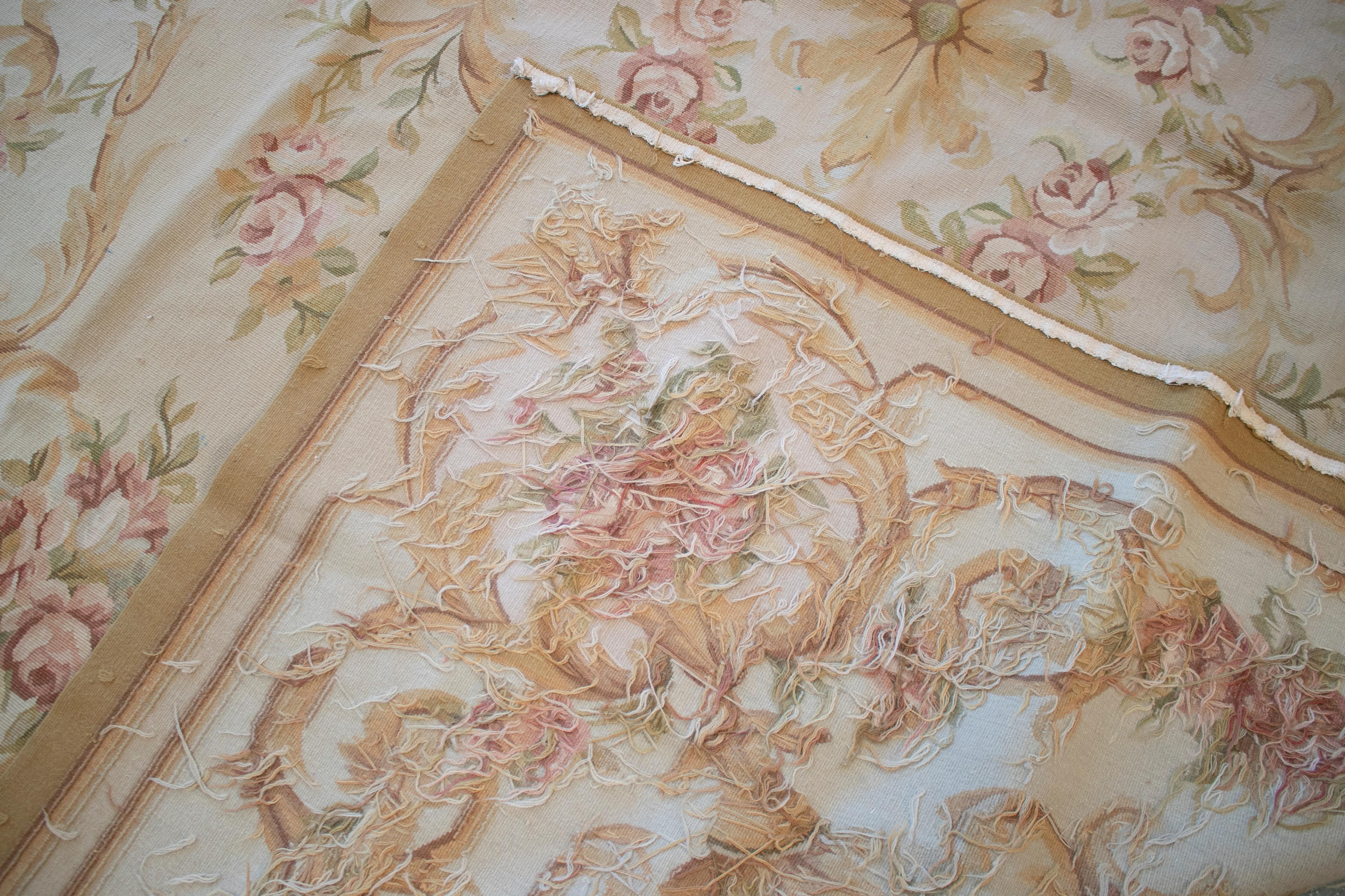 Französischer handgewebter beiger Aubusson-Teppich aus den 1990er Jahren mit ornamentalen Blumendekorationen im Angebot 7