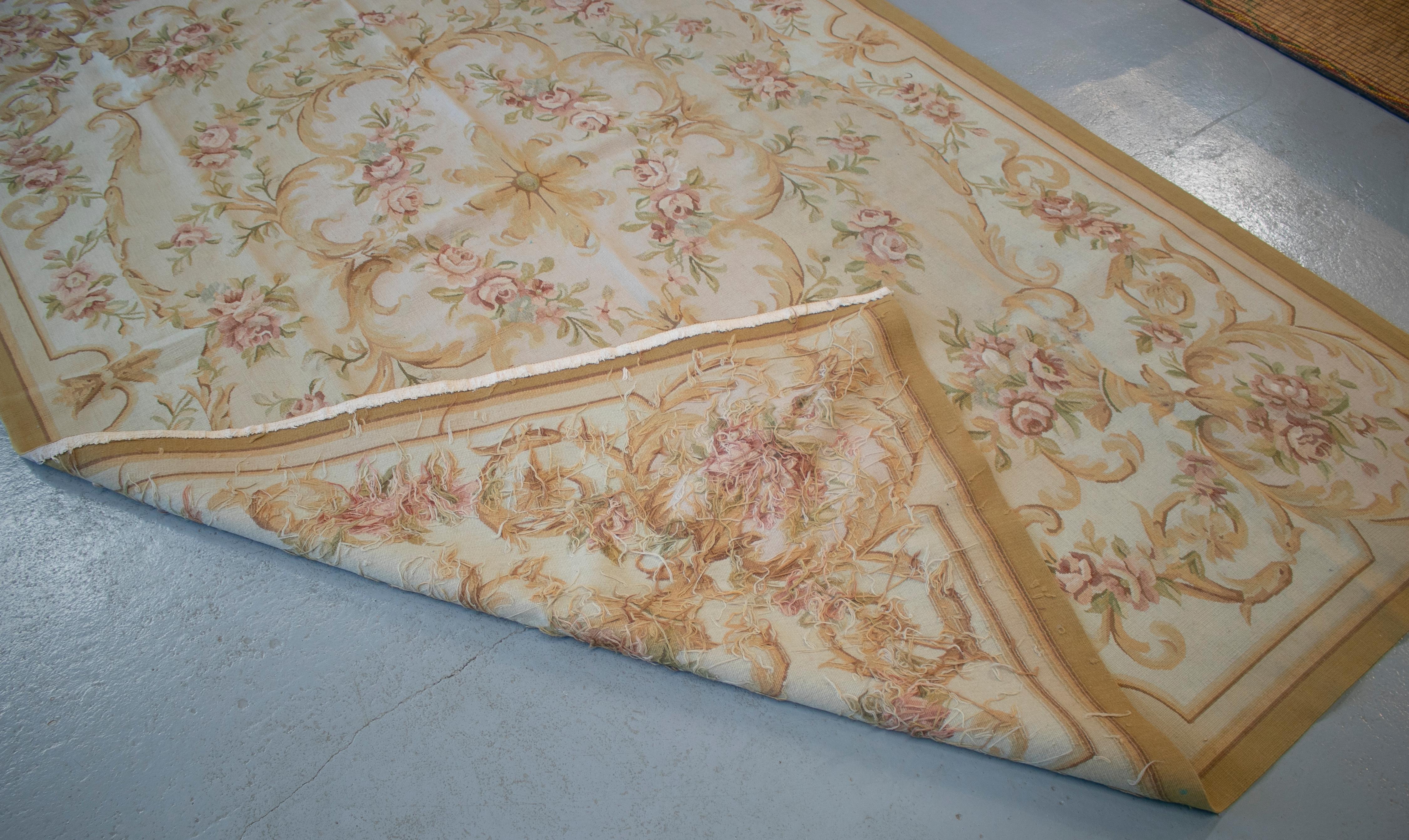 Französischer handgewebter beiger Aubusson-Teppich aus den 1990er Jahren mit ornamentalen Blumendekorationen im Angebot 8