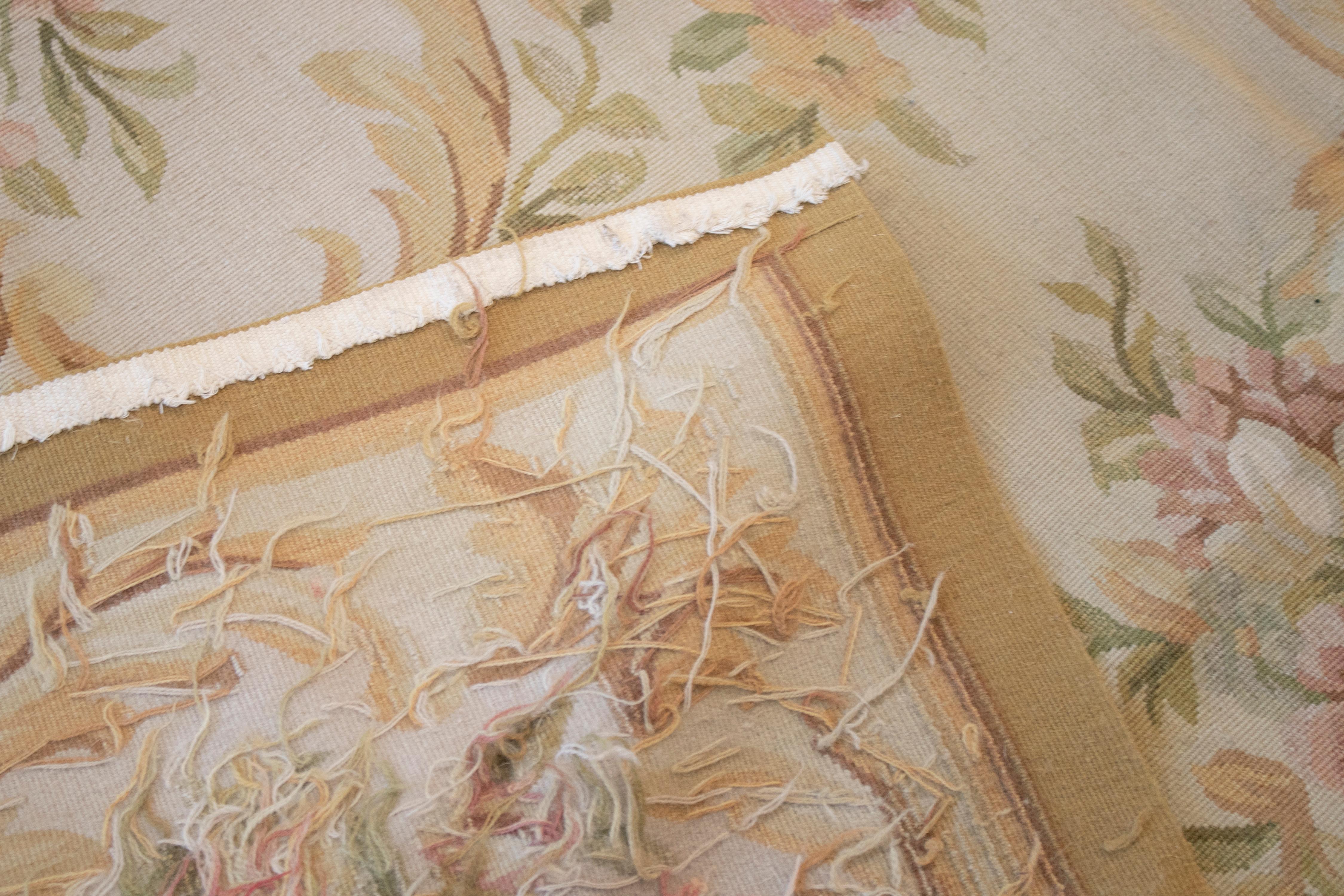 Französischer handgewebter beiger Aubusson-Teppich aus den 1990er Jahren mit ornamentalen Blumendekorationen im Angebot 10