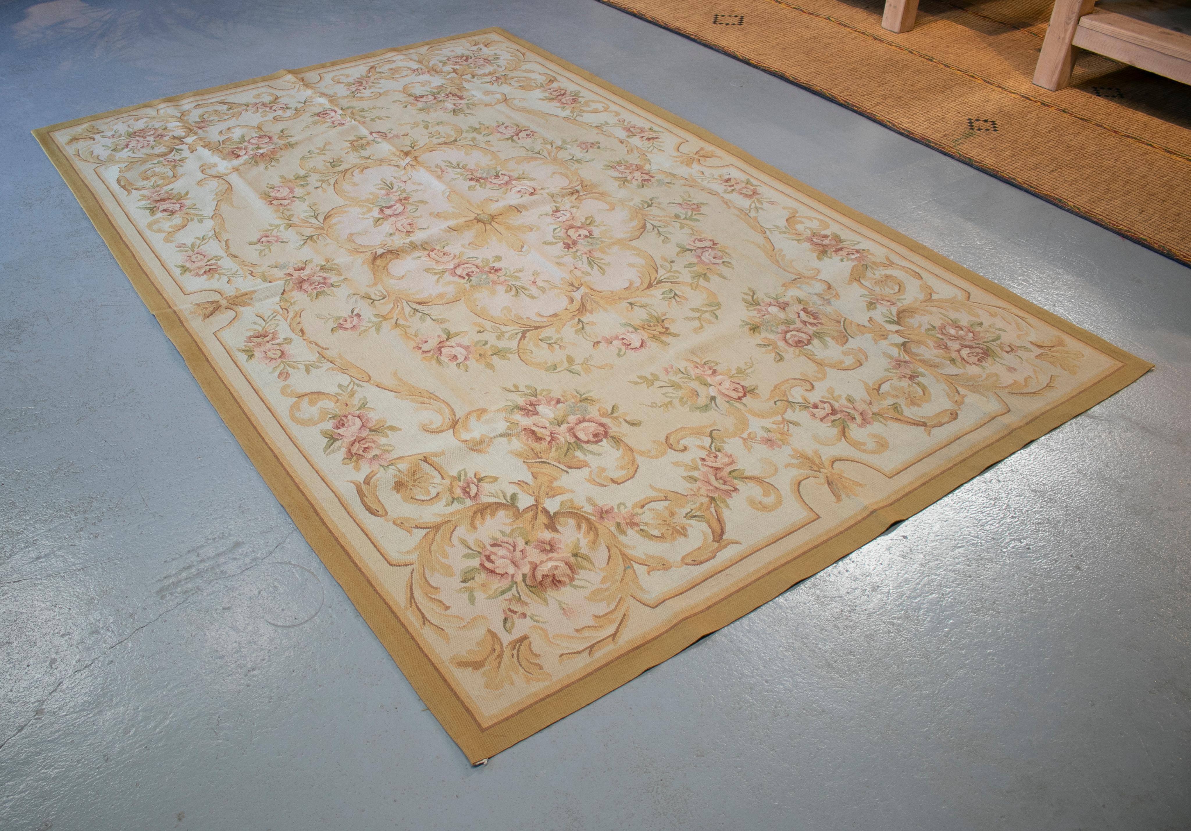 1990er Jahre Französischer handgewebter Aubusson-Teppich in Beige mit ornamentalen Blumendekorationen.