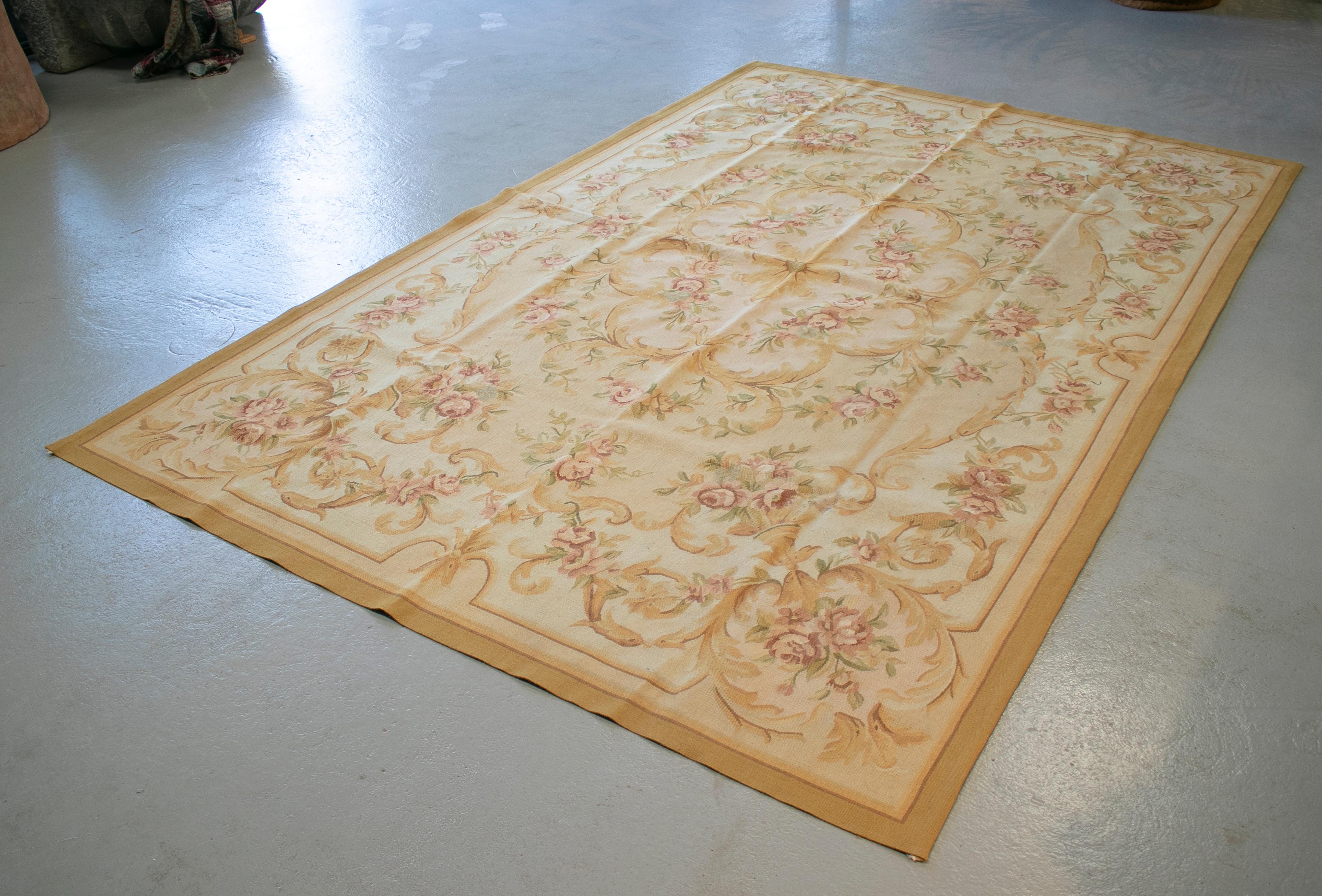 Französischer handgewebter beiger Aubusson-Teppich aus den 1990er Jahren mit ornamentalen Blumendekorationen (Handgeknüpft) im Angebot