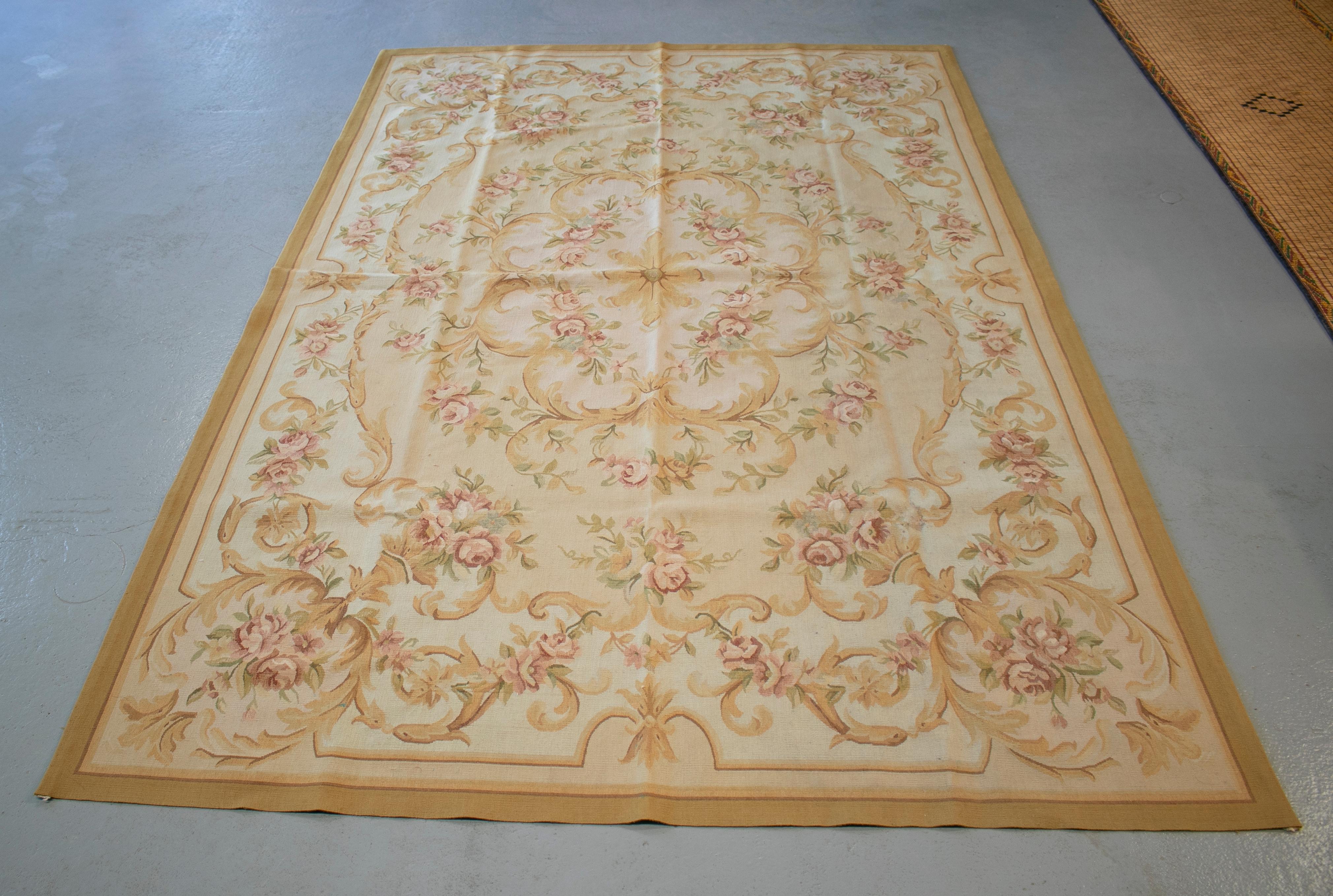 Französischer handgewebter beiger Aubusson-Teppich aus den 1990er Jahren mit ornamentalen Blumendekorationen im Zustand „Gut“ im Angebot in Marbella, ES